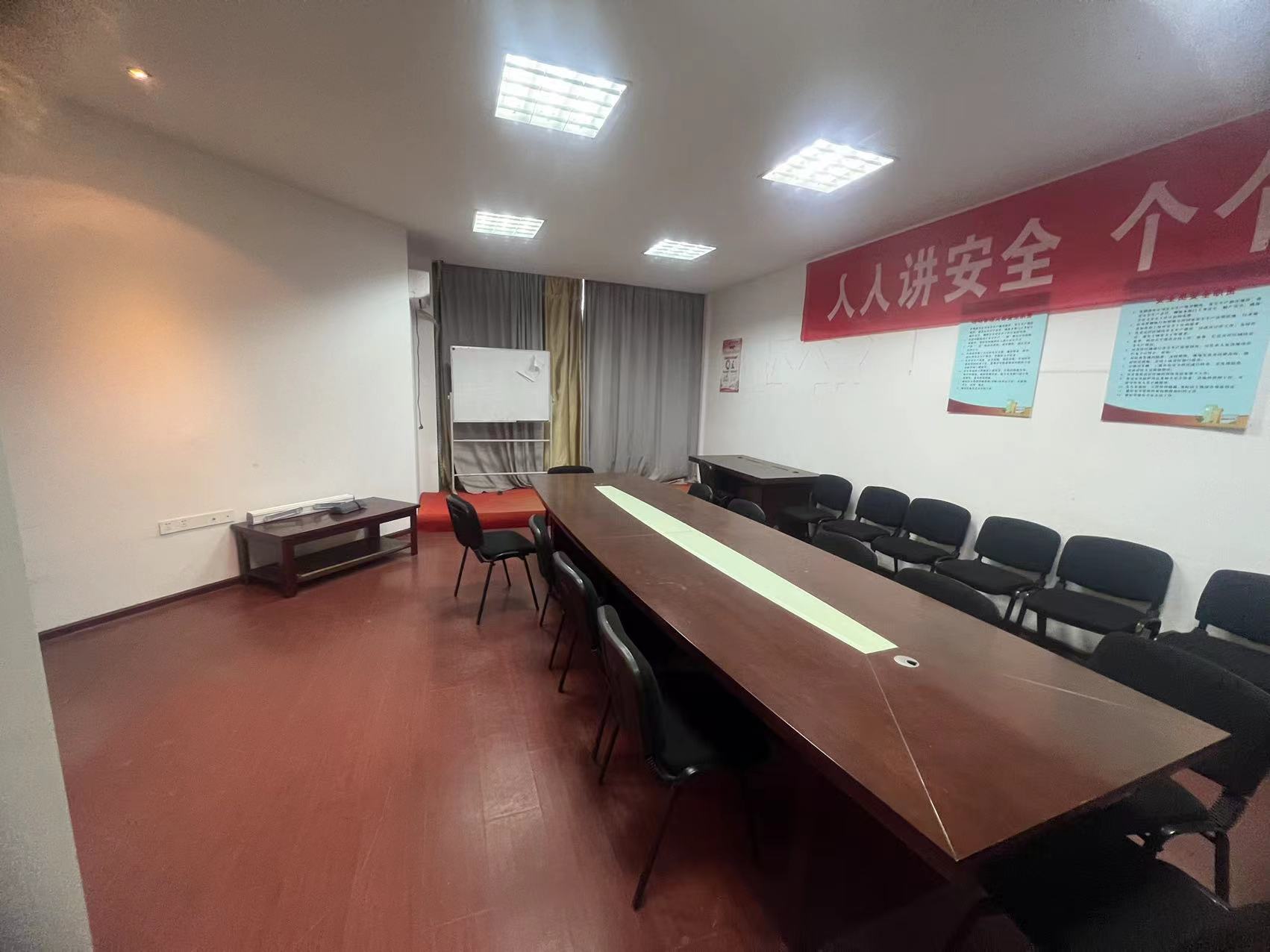 鸿运大厦 4室1厅1卫 239.5m&sup2;