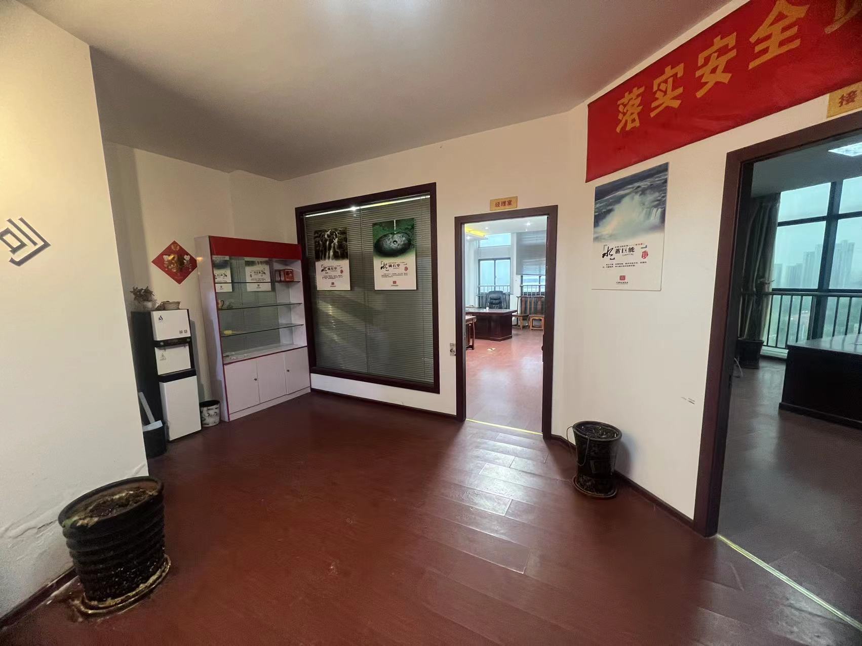 鸿运大厦 4室1厅1卫 239.5m&sup2;