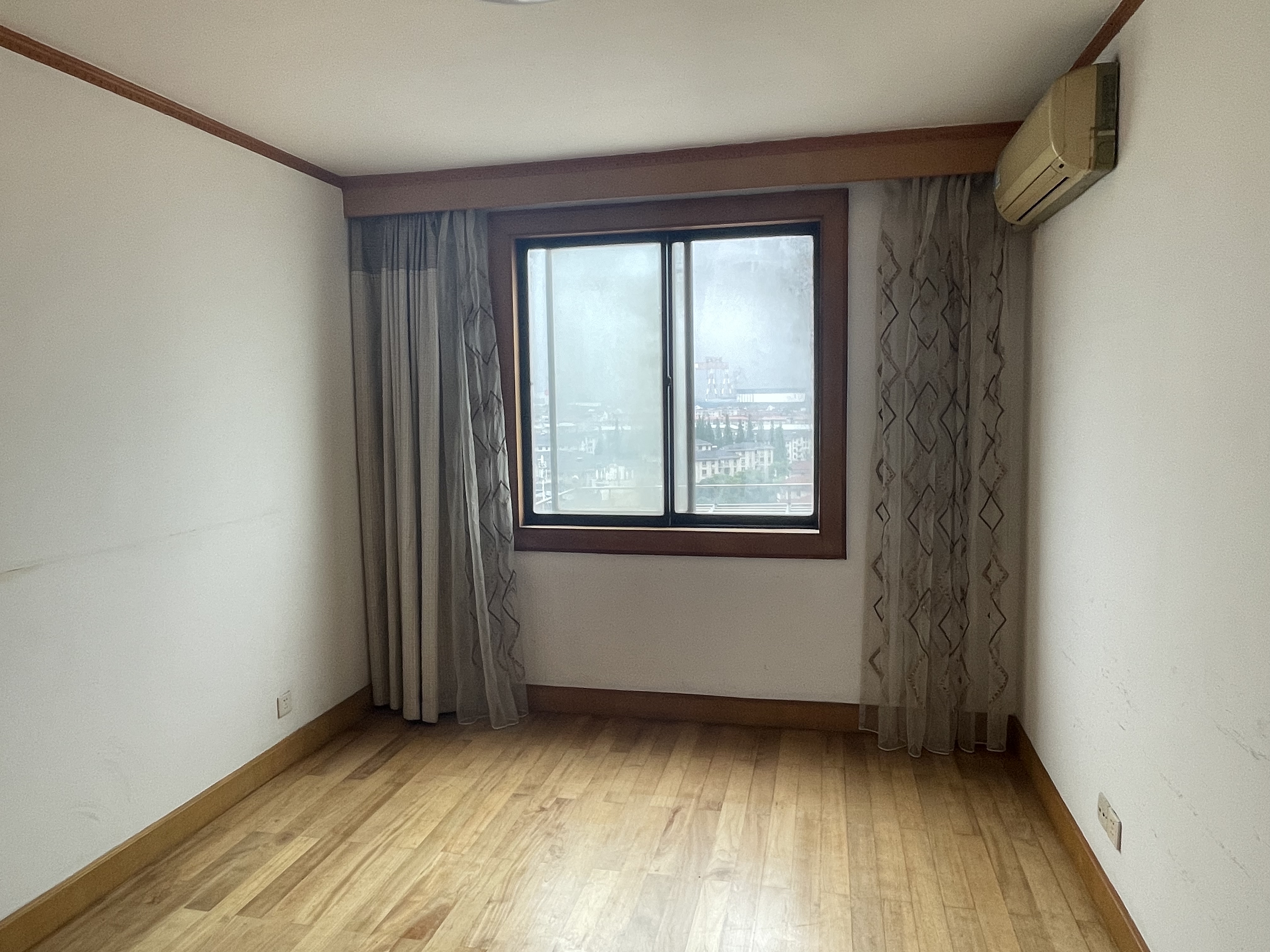 华能大厦 3室1厅1卫 82m&sup2;