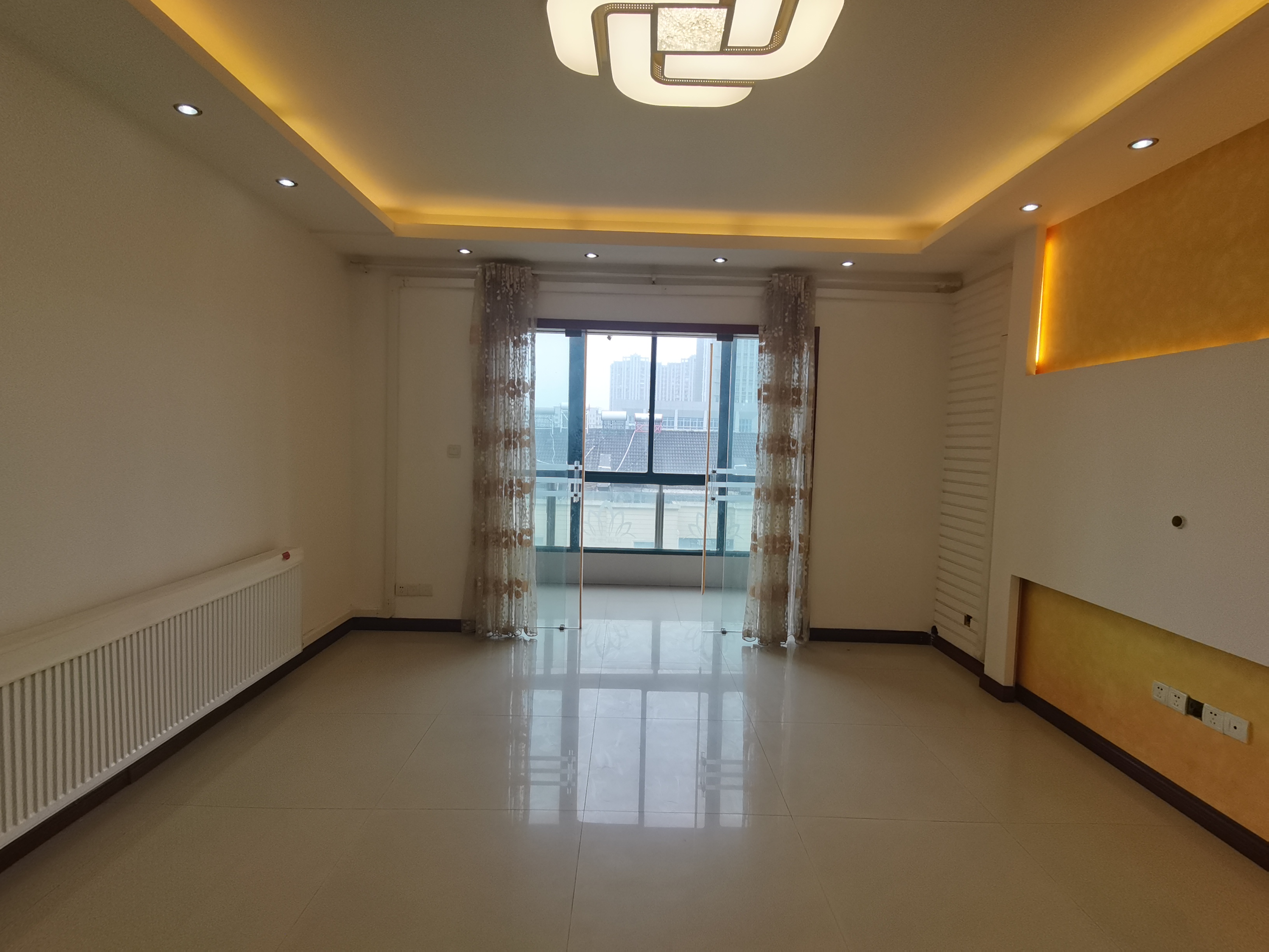 江海皇都私家花园 3室2厅2卫 144m²