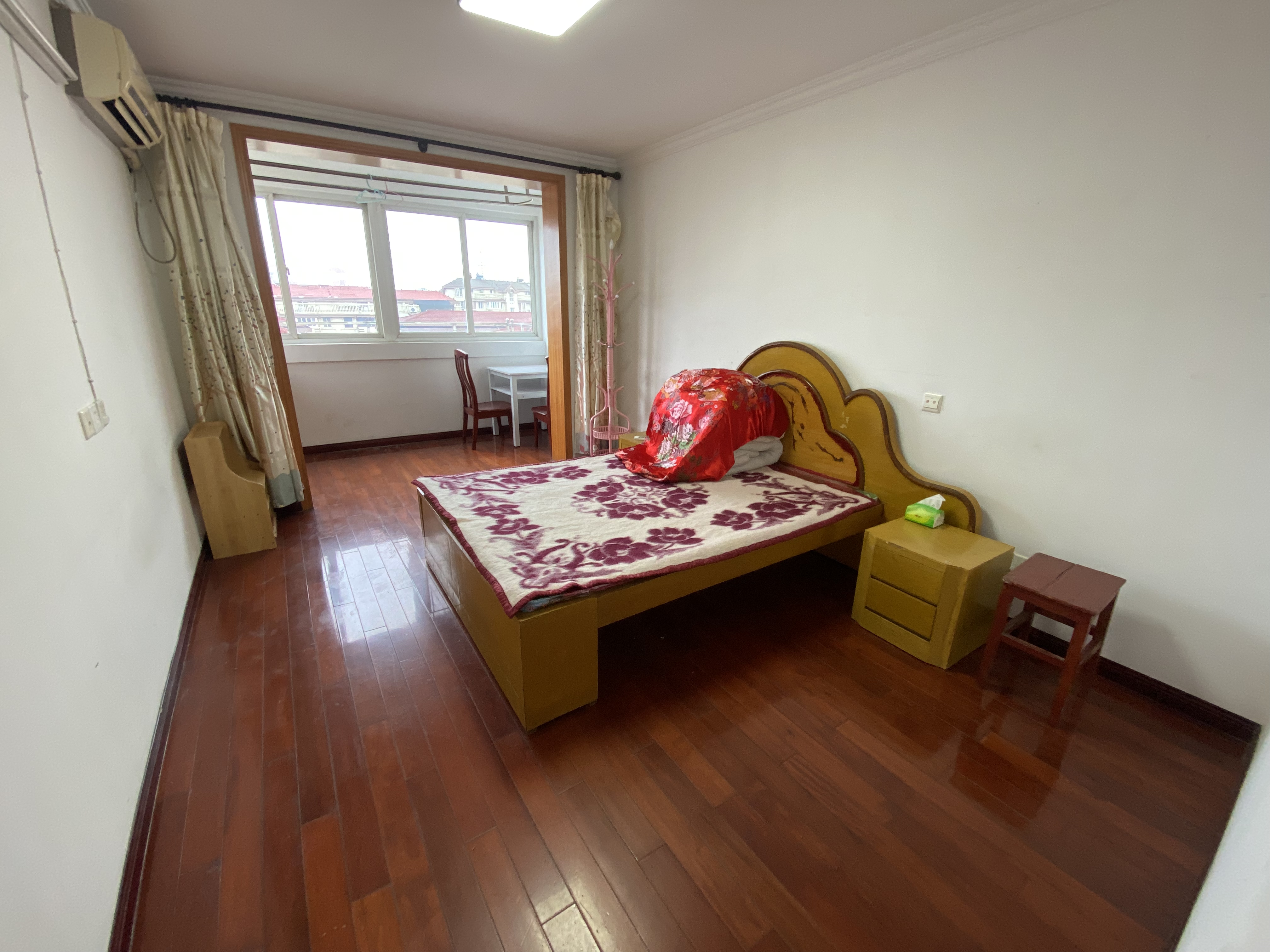 外滩小区 4室2厅1卫 131.64m&sup2;