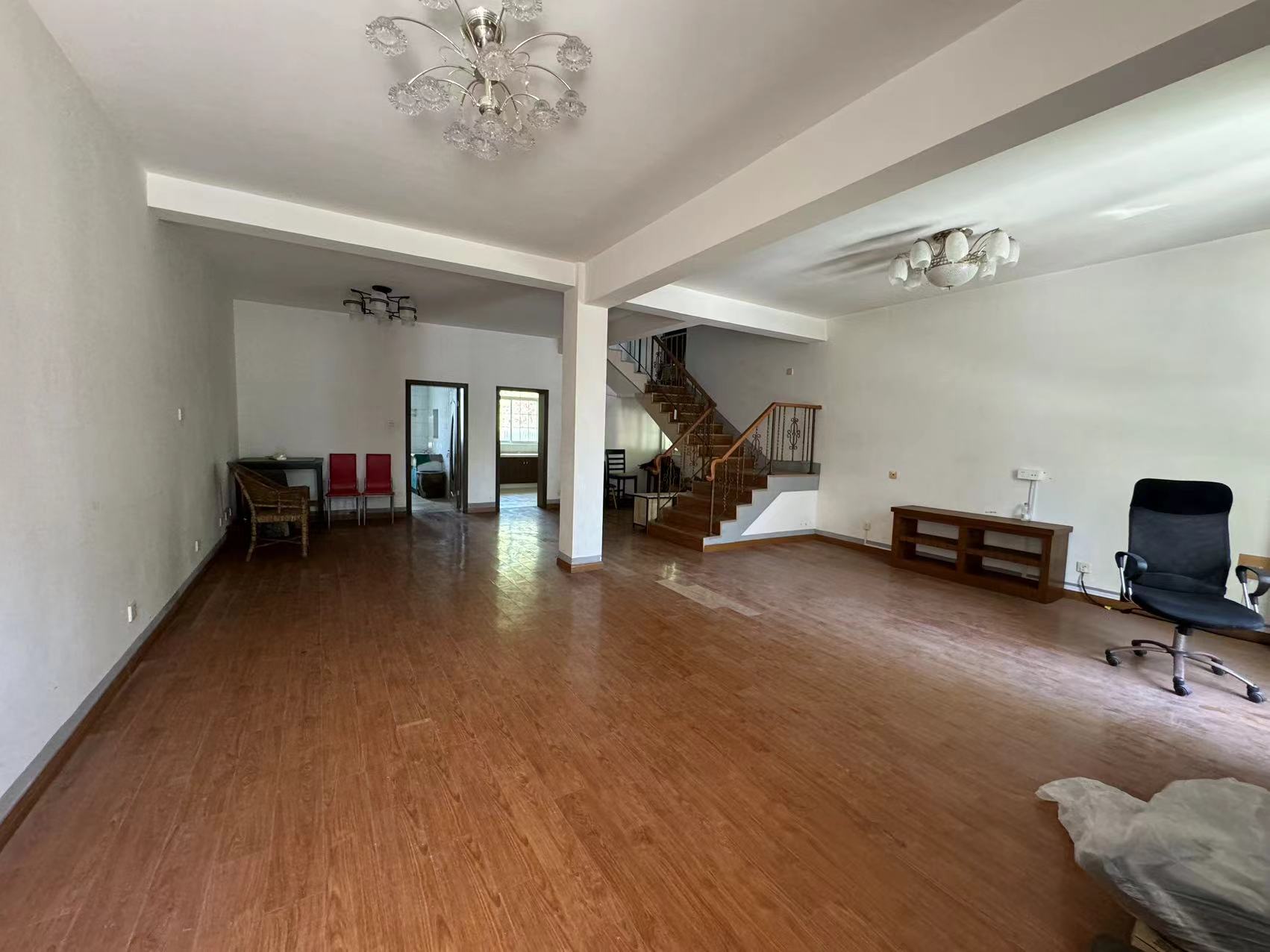 爱玛花苑 4室3厅2卫 246m²