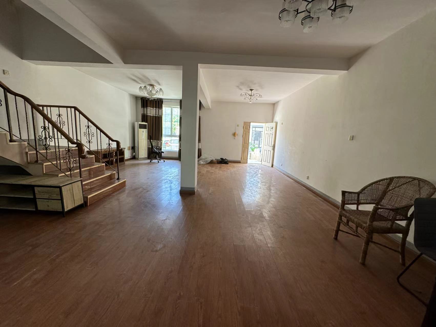 爱玛花苑 4室3厅2卫 246m&sup2;