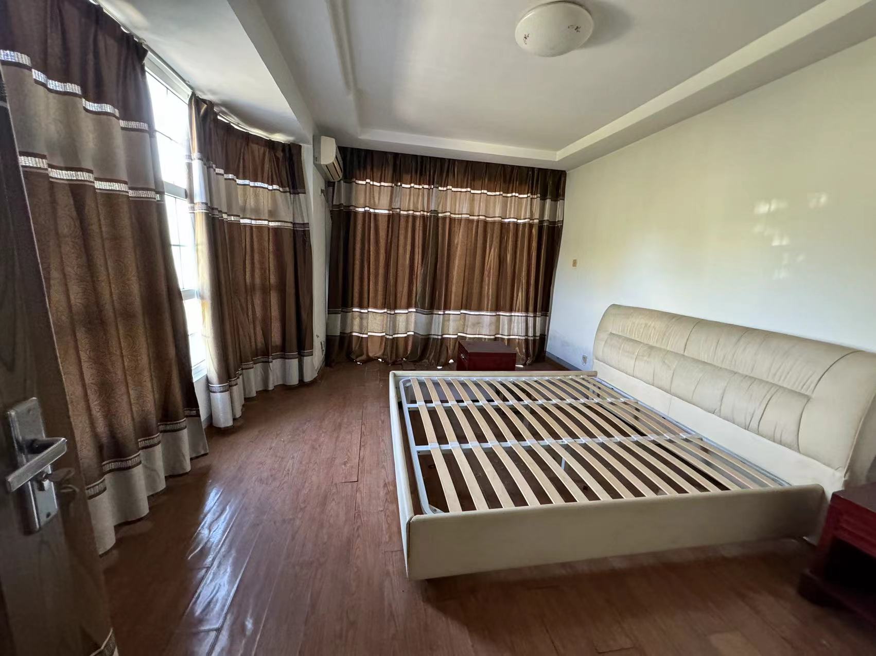 爱玛花苑 4室3厅2卫 246m&sup2;