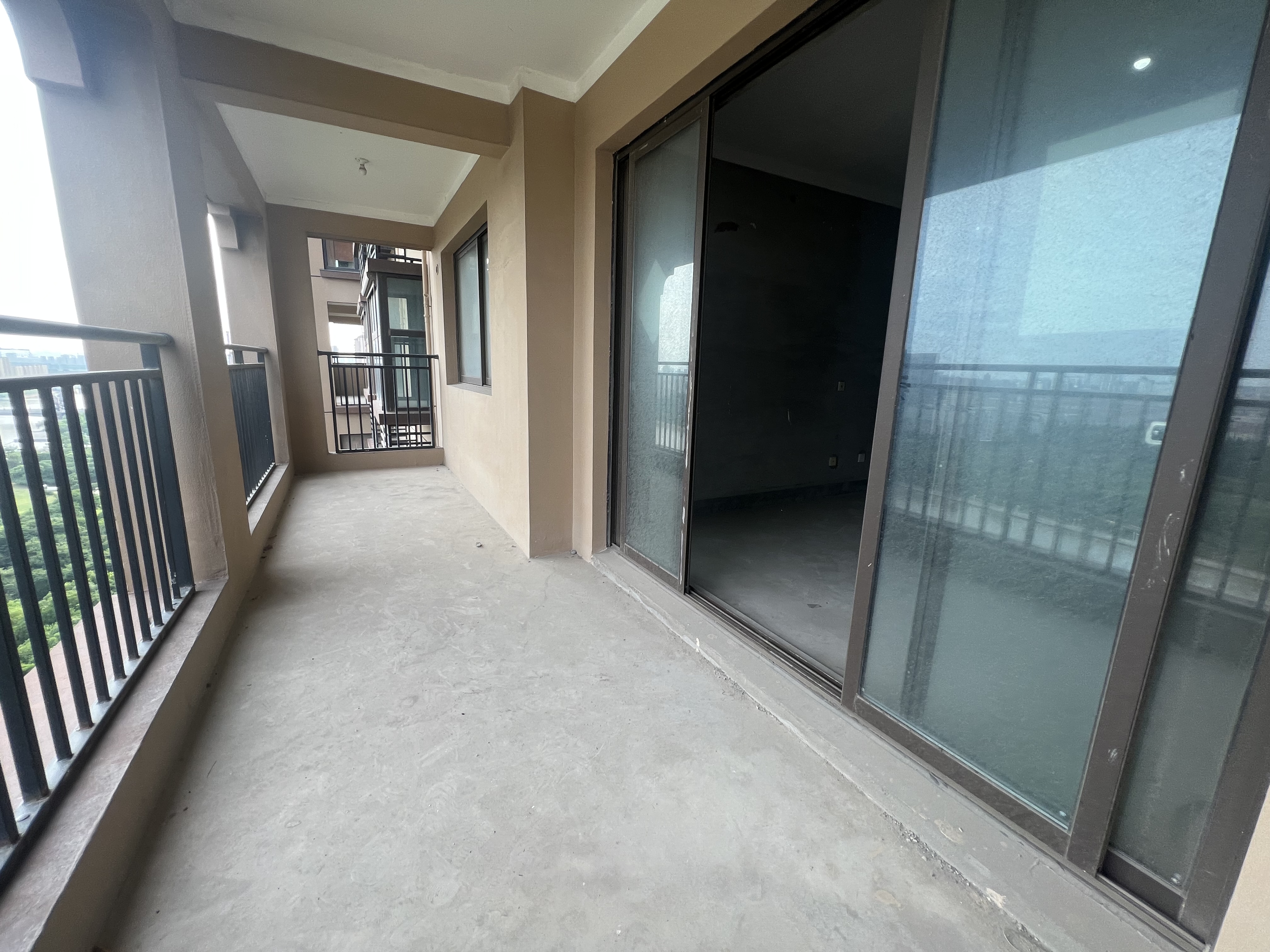华强城 3室2厅2卫 123m²