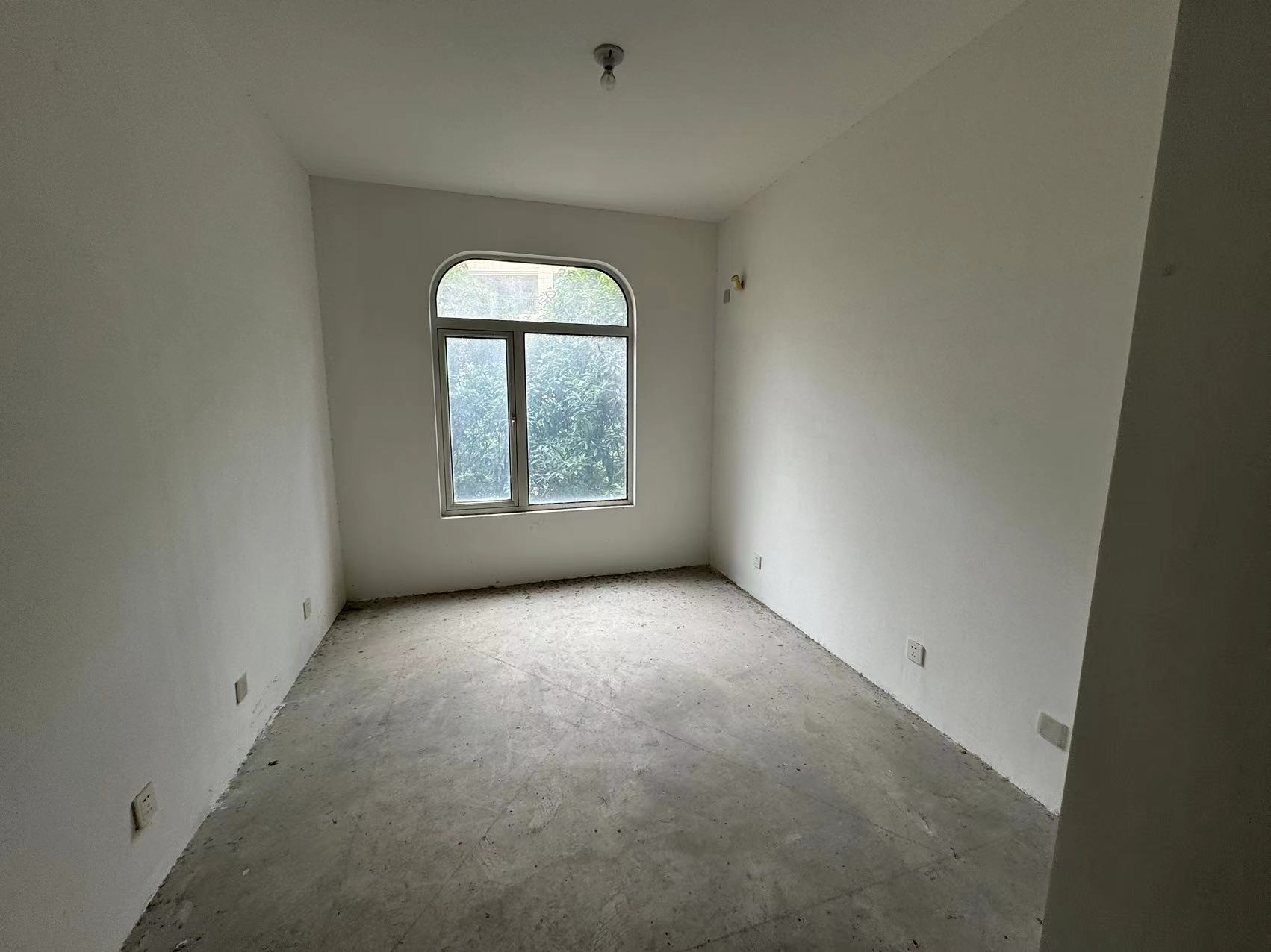 军山花园 4室2厅3卫 222m&sup2;