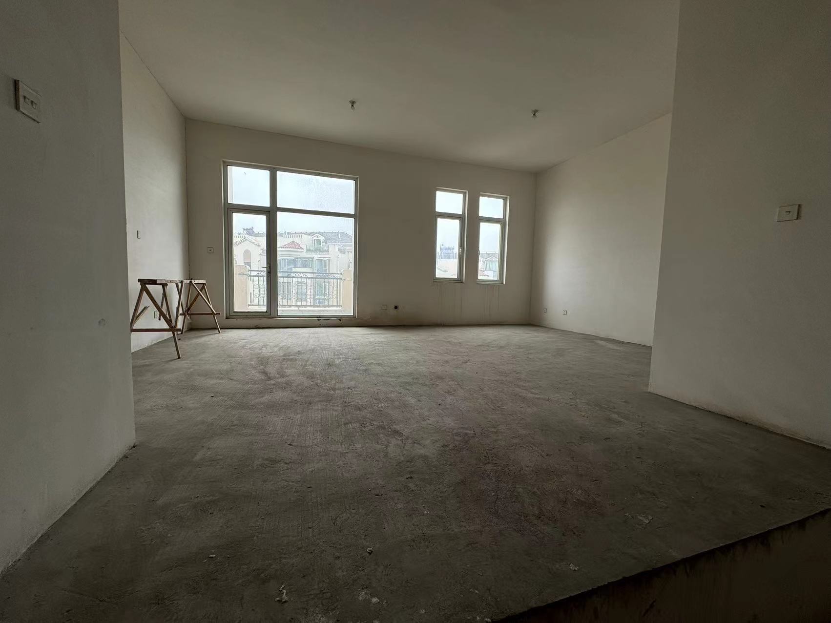 军山花园 4室2厅3卫 222m&sup2;