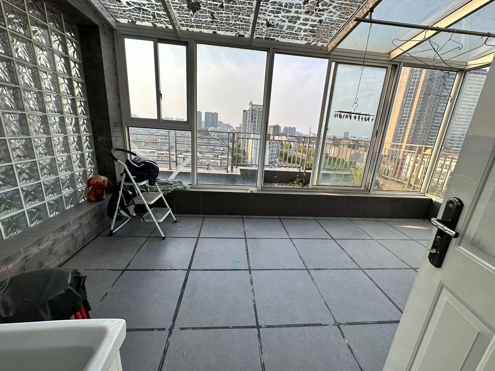 瑞景广场 4室2厅2卫 125m&sup2;
