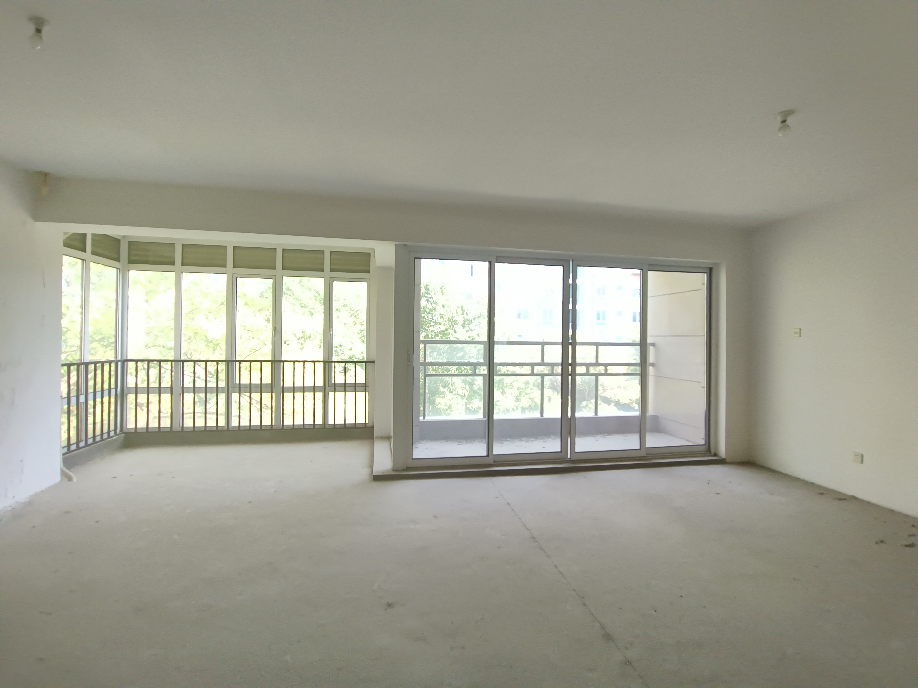 天安花园 5室2厅3卫 300m&sup2;