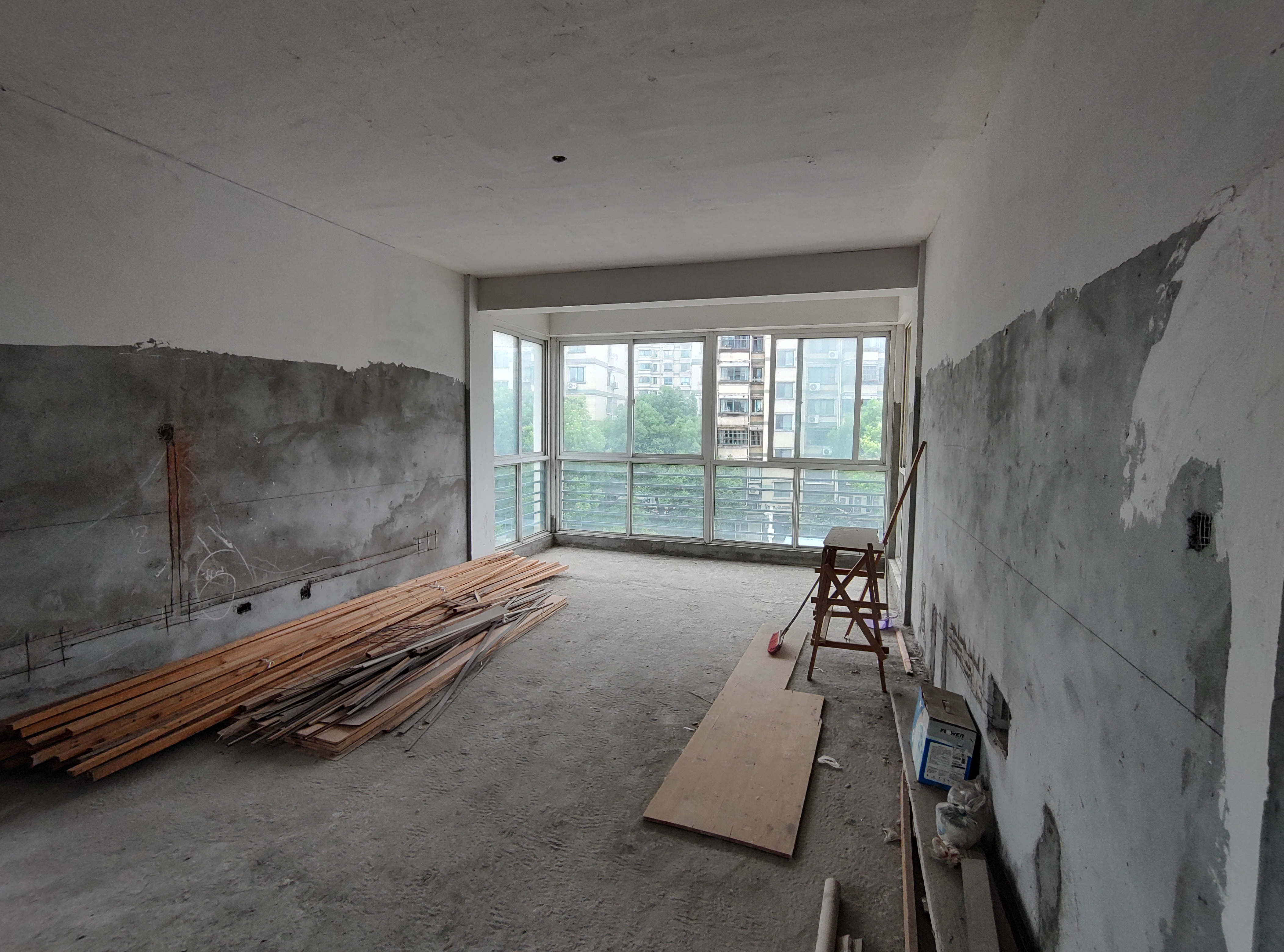 天虹花园 5室2厅3卫 195.00m²