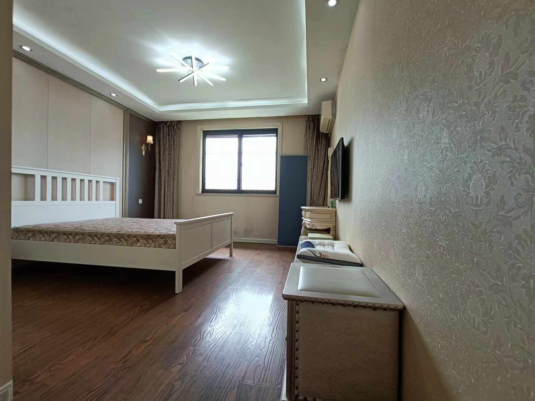 高迪晶城 3室2厅2卫 160m&sup2;