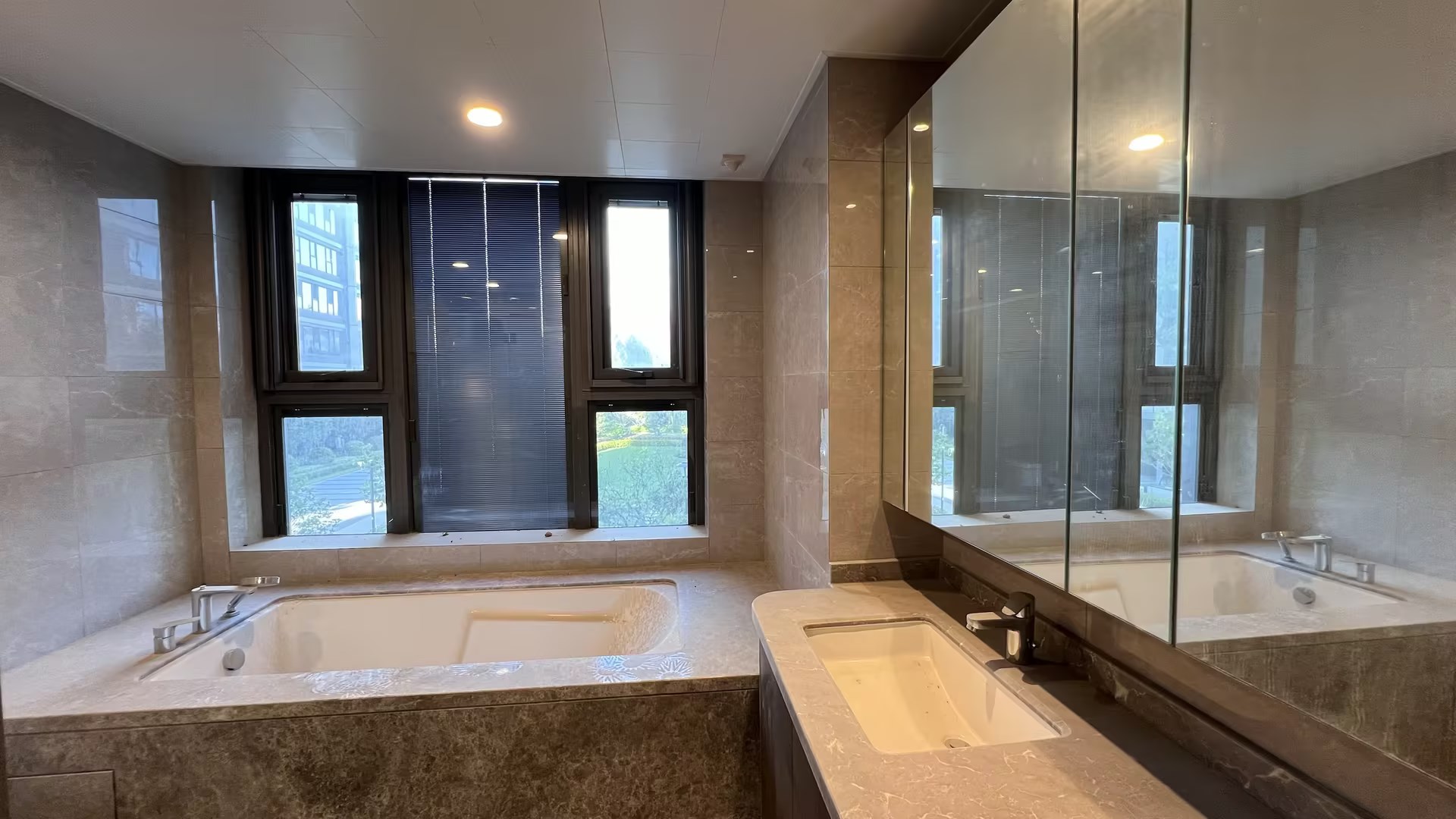 绿城&middot;晓风印月 5室2厅3卫 201.94m&sup2;