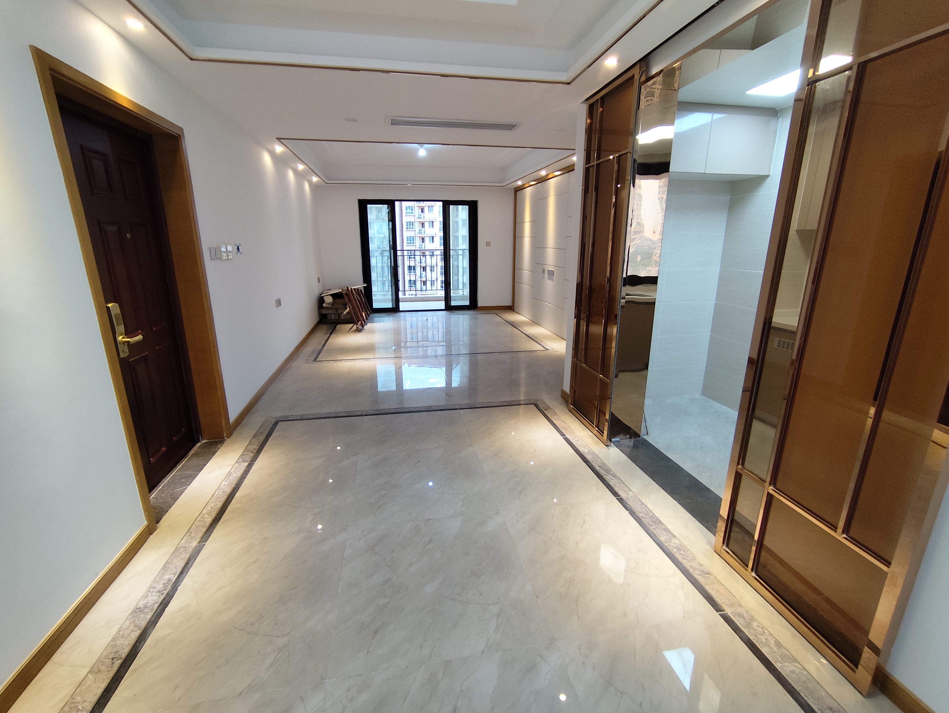 中南世纪花城三期 3室2厅2卫 130.00m&sup2;