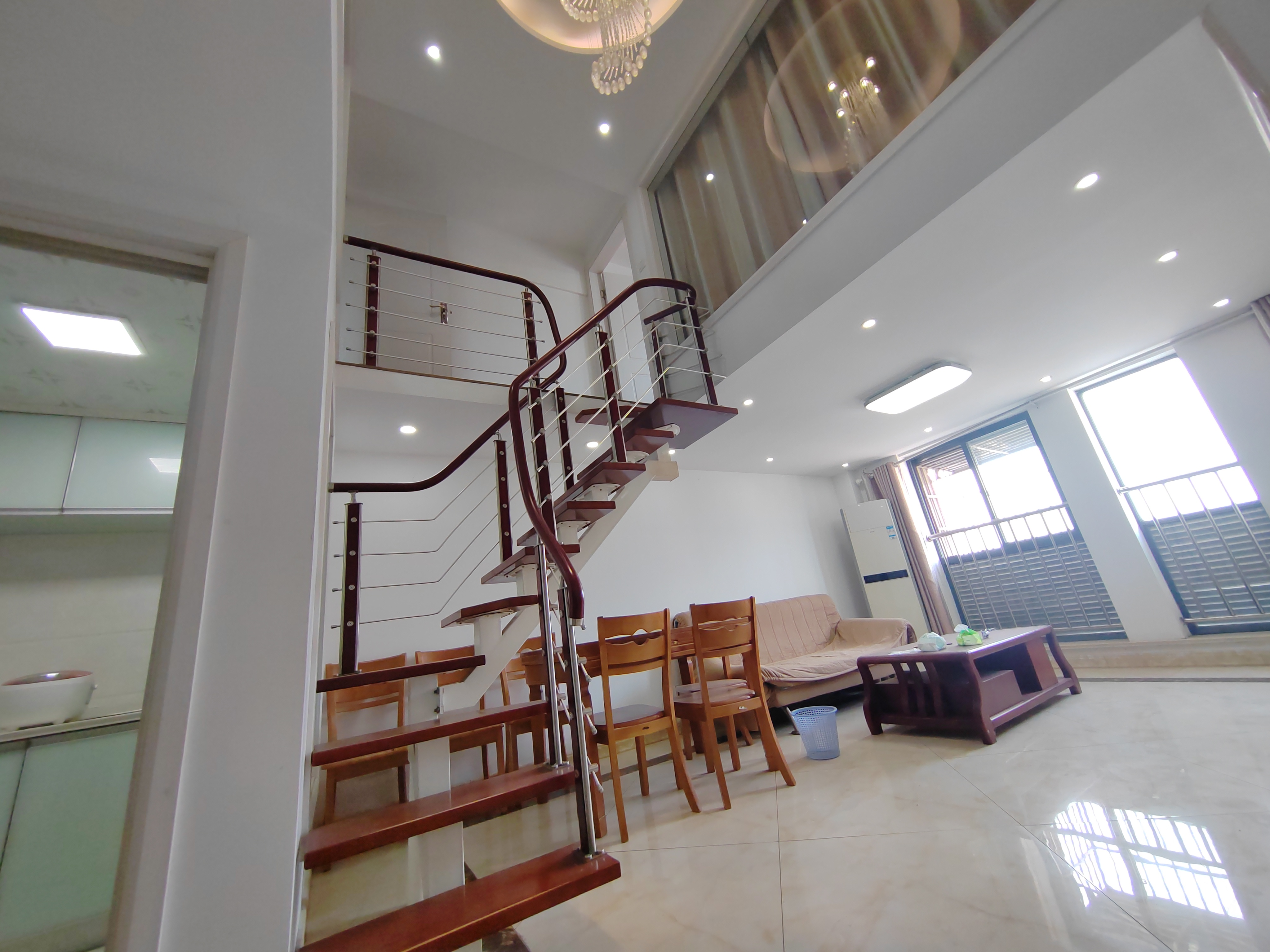 鸿运大厦 2室2厅2卫 141.00m&sup2;