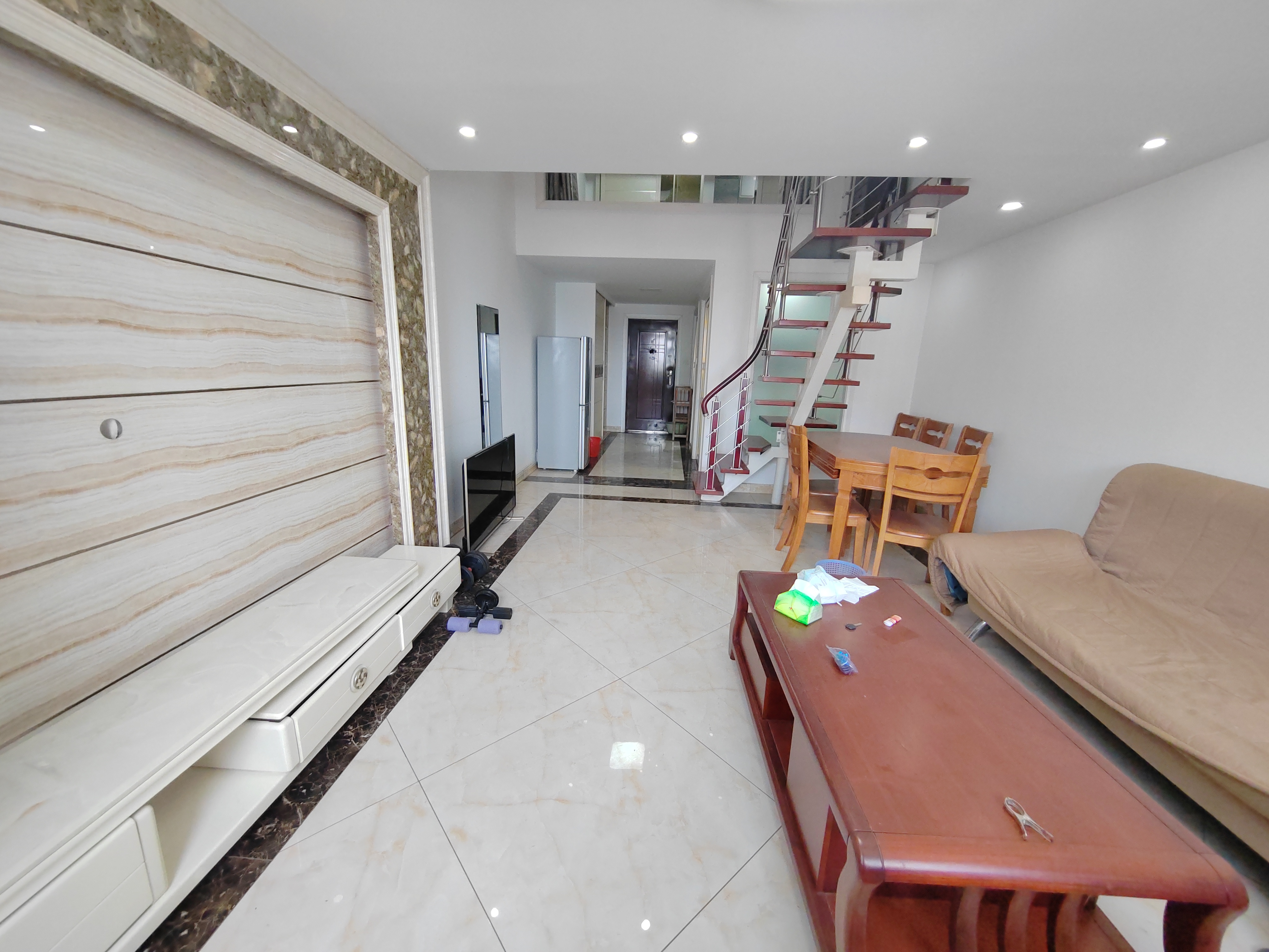鸿运大厦 2室2厅2卫 141.00m&sup2;
