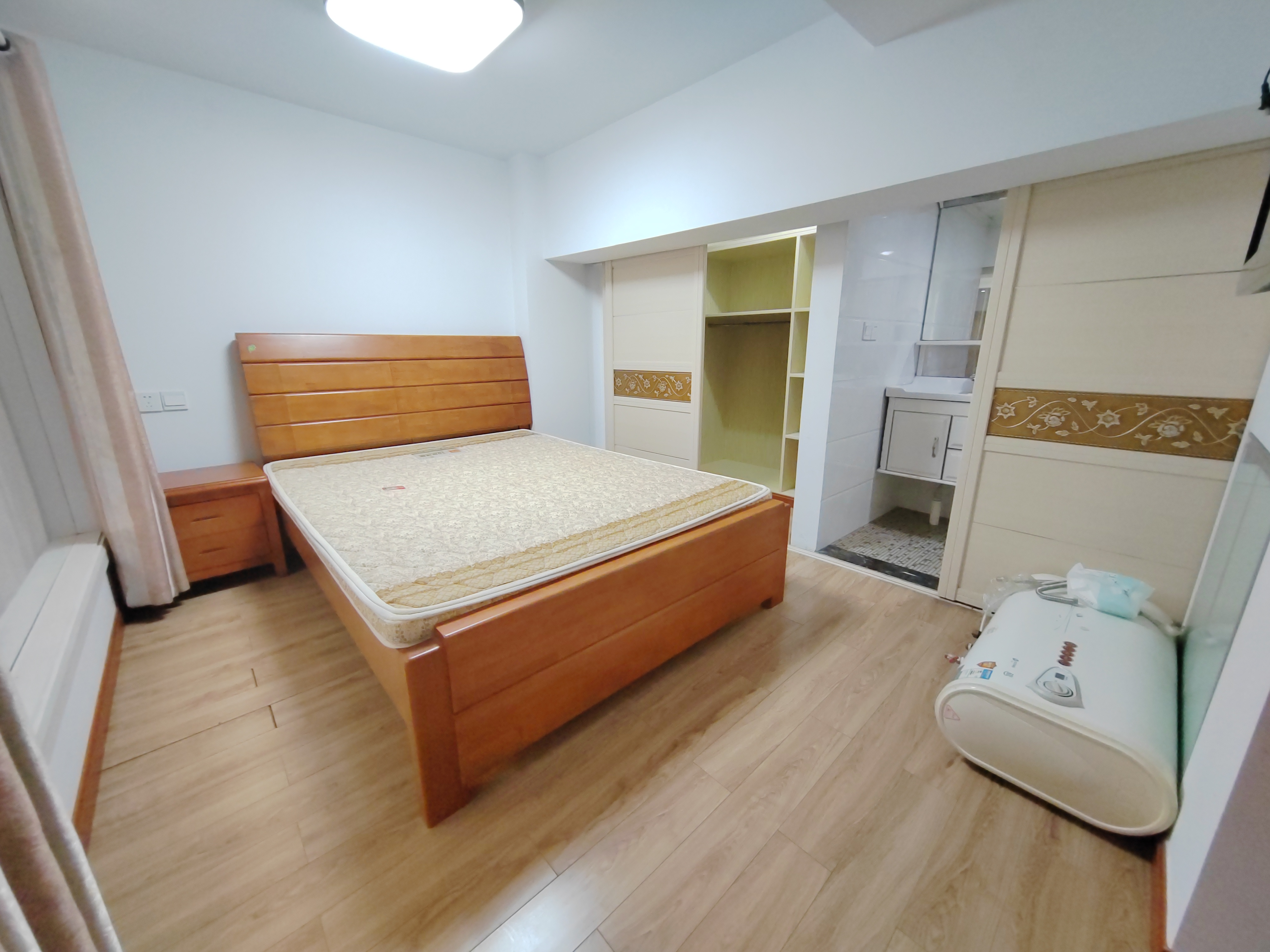 鸿运大厦 2室2厅2卫 141.00m&sup2;