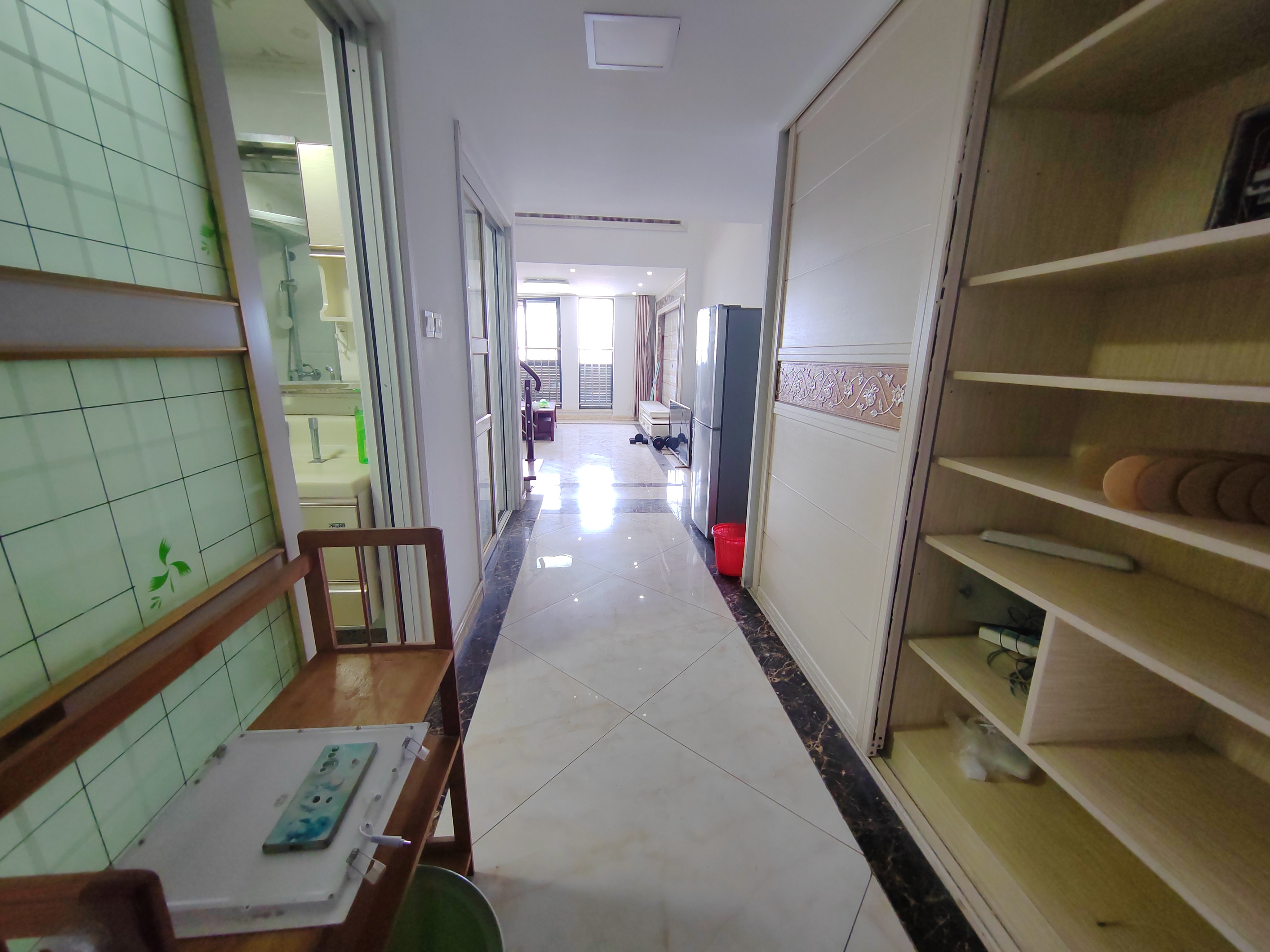 鸿运大厦 2室2厅2卫 141.00m&sup2;