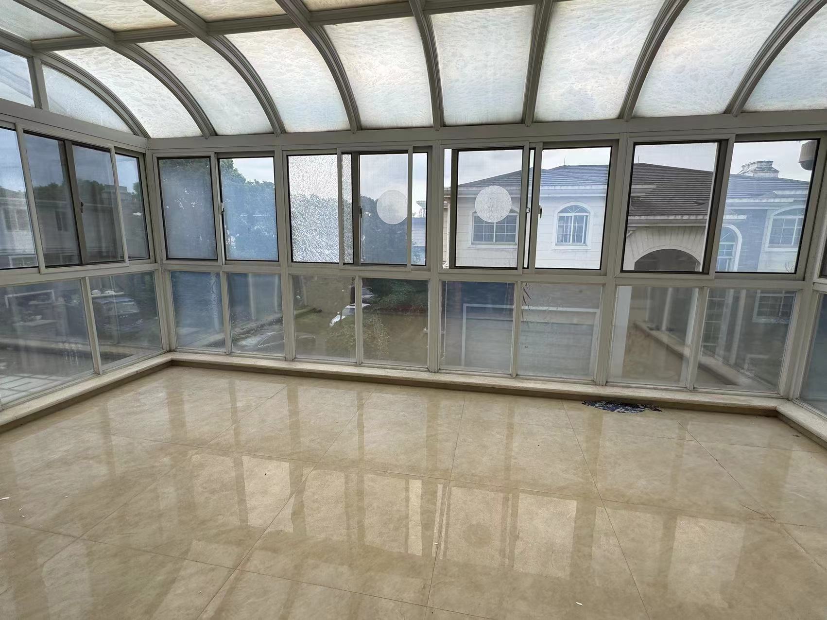 东郊庄园 5室2厅3卫 700m&sup2;