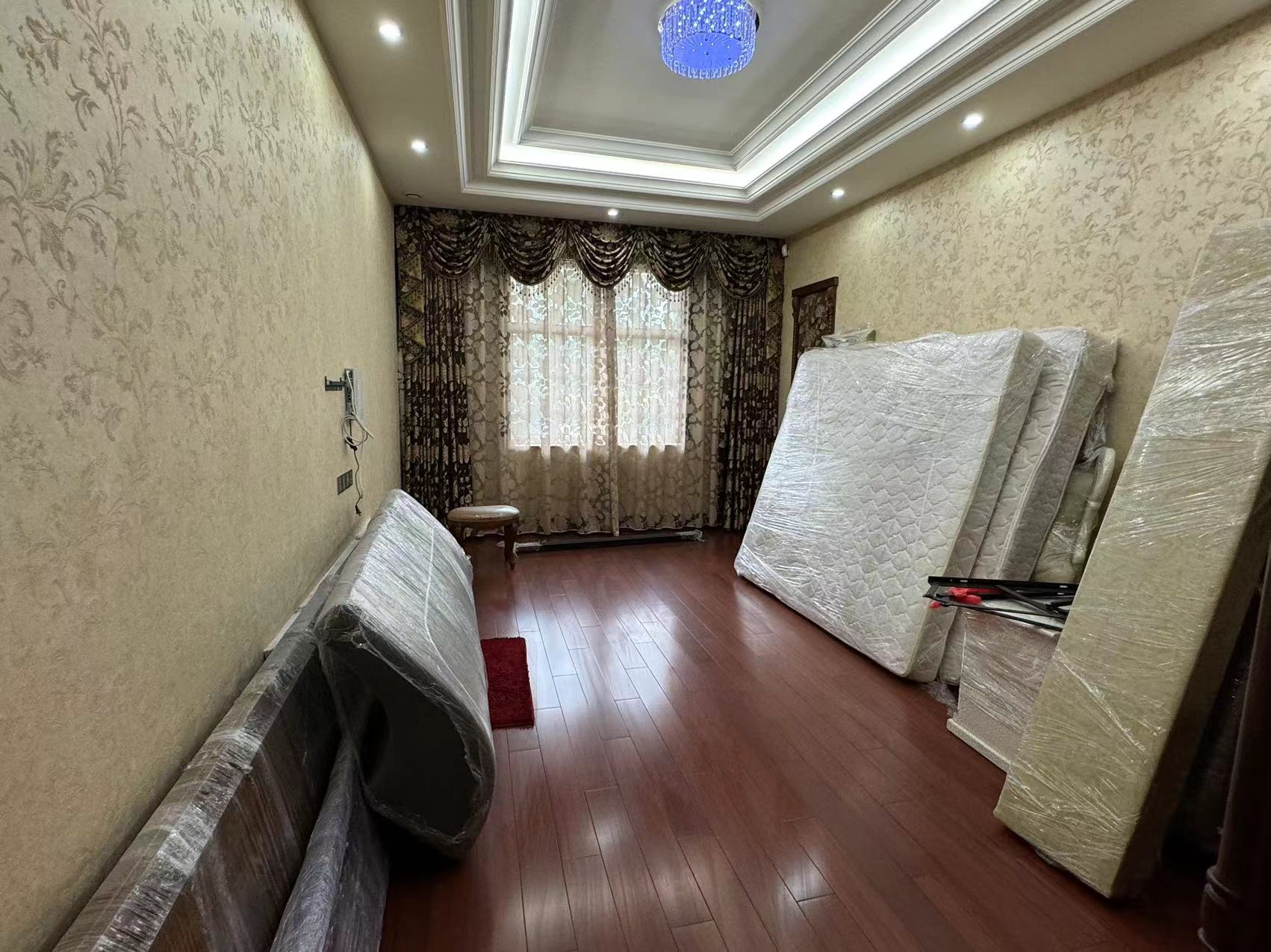 东郊庄园 5室2厅3卫 700m&sup2;