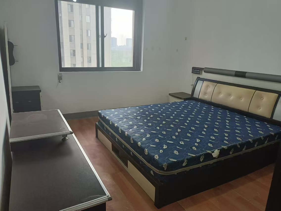紫东南苑南区 3室2厅1卫 122m&sup2;
