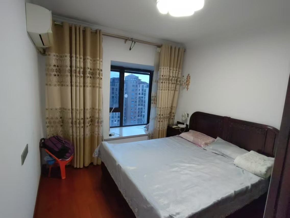 华强城 3室2厅1卫 108m&sup2;