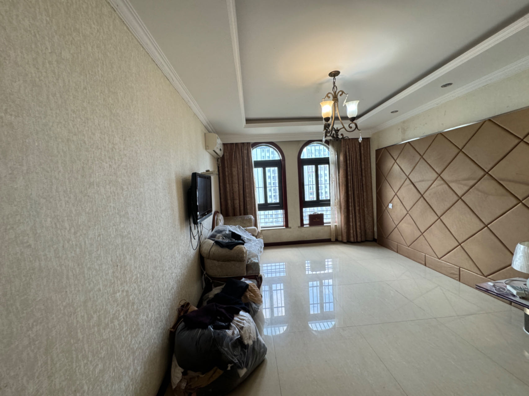 高迪晶城 3室2厅2卫 154m²