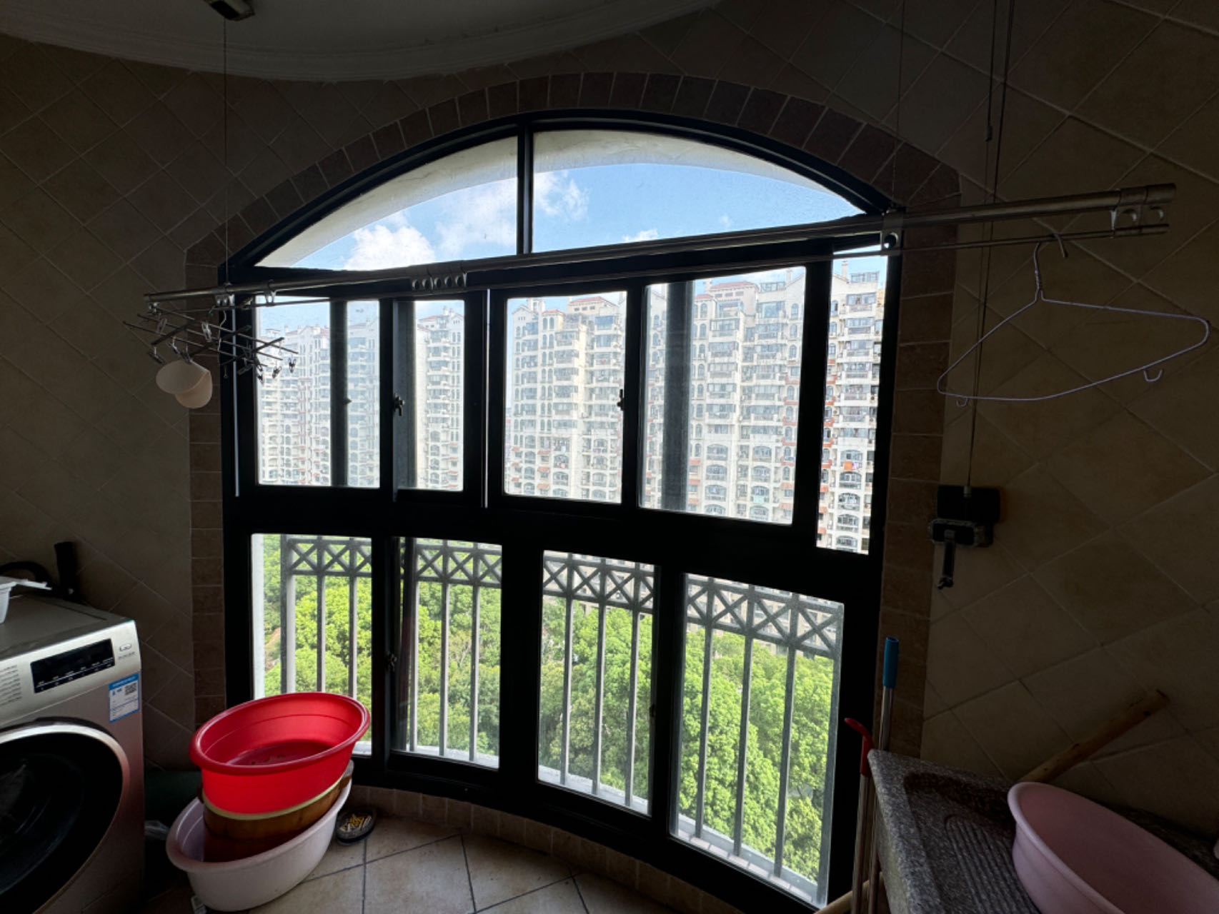 高迪晶城 3室2厅2卫 154m²