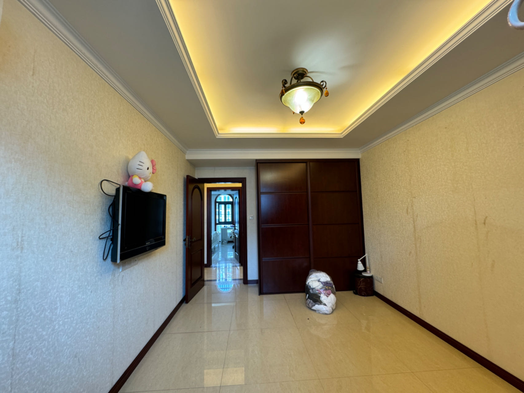 高迪晶城 3室2厅2卫 154m²