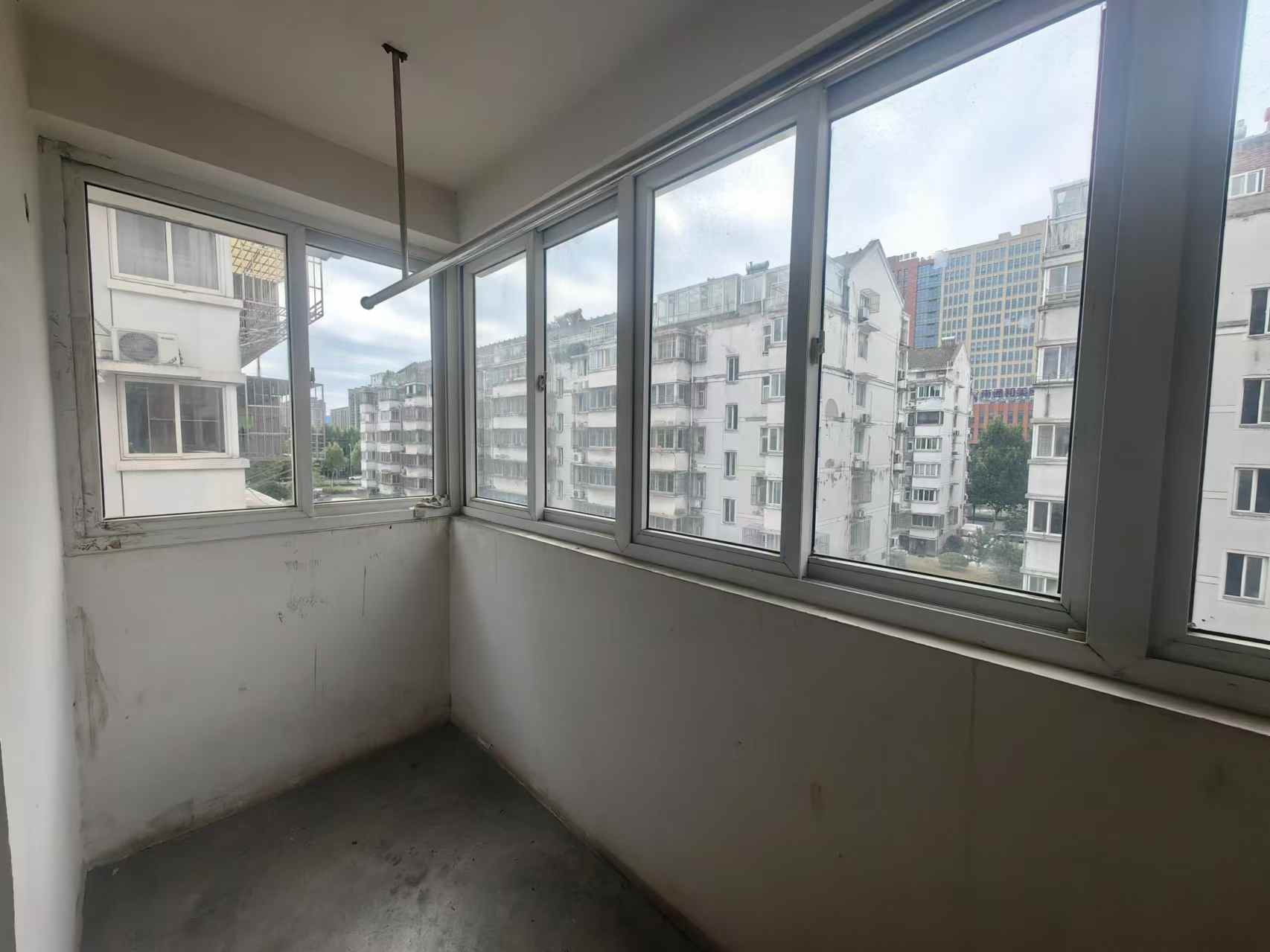 东城花园 1室1厅1卫 57m&sup2;