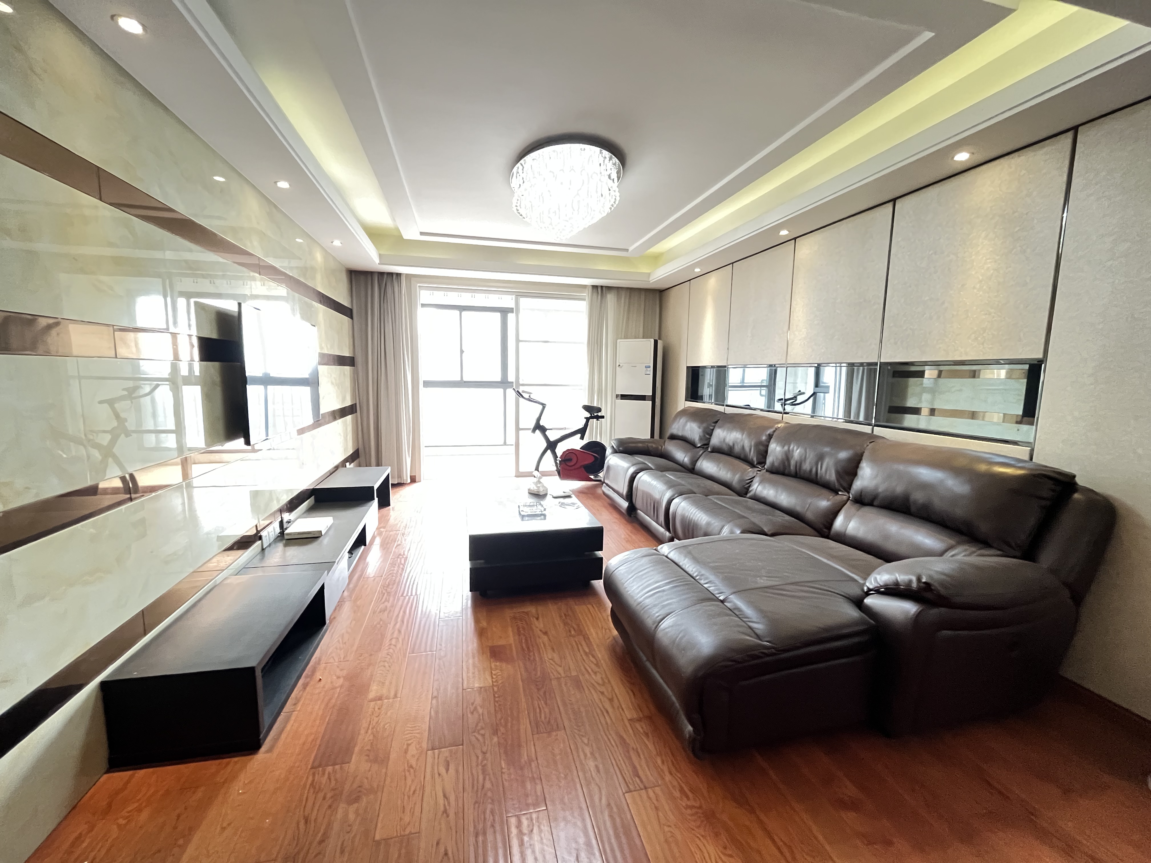 华强城 3室2厅1卫 122.21m²