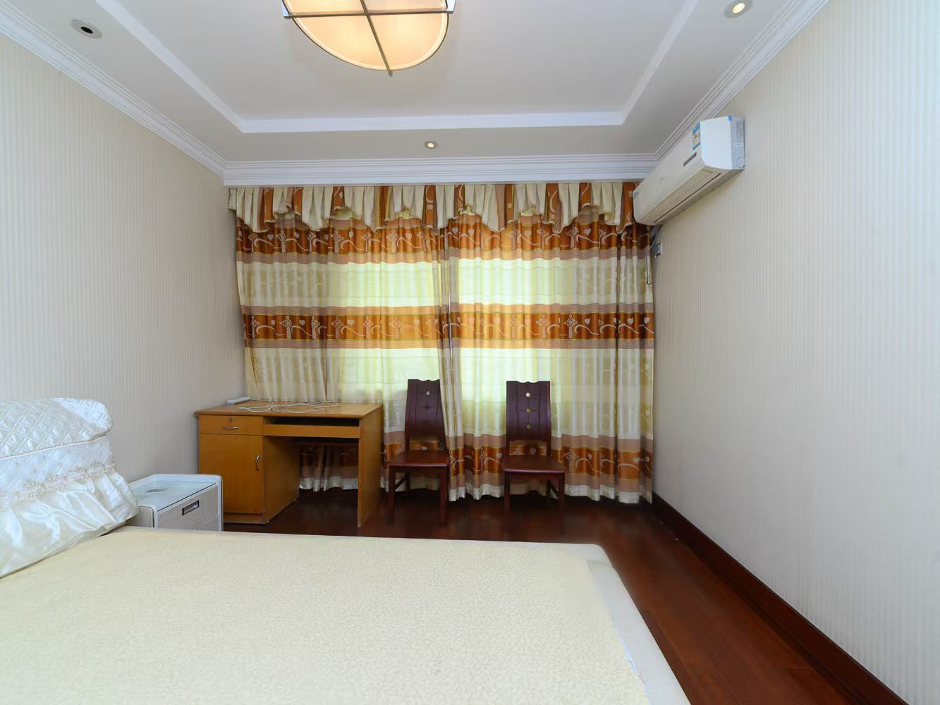 华山花苑一期 3室2厅1卫 136m&sup2;