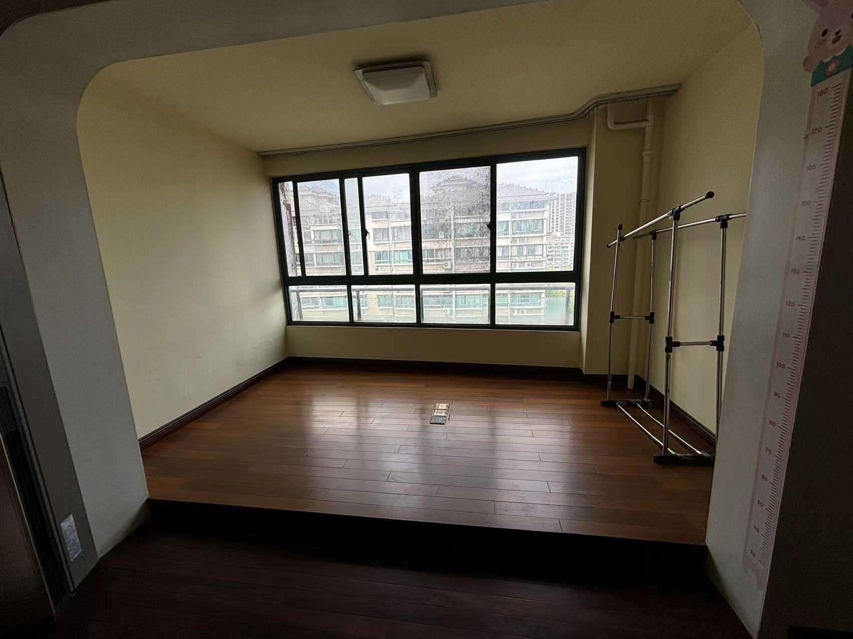 都市华城 3室2厅2卫 141m&sup2;