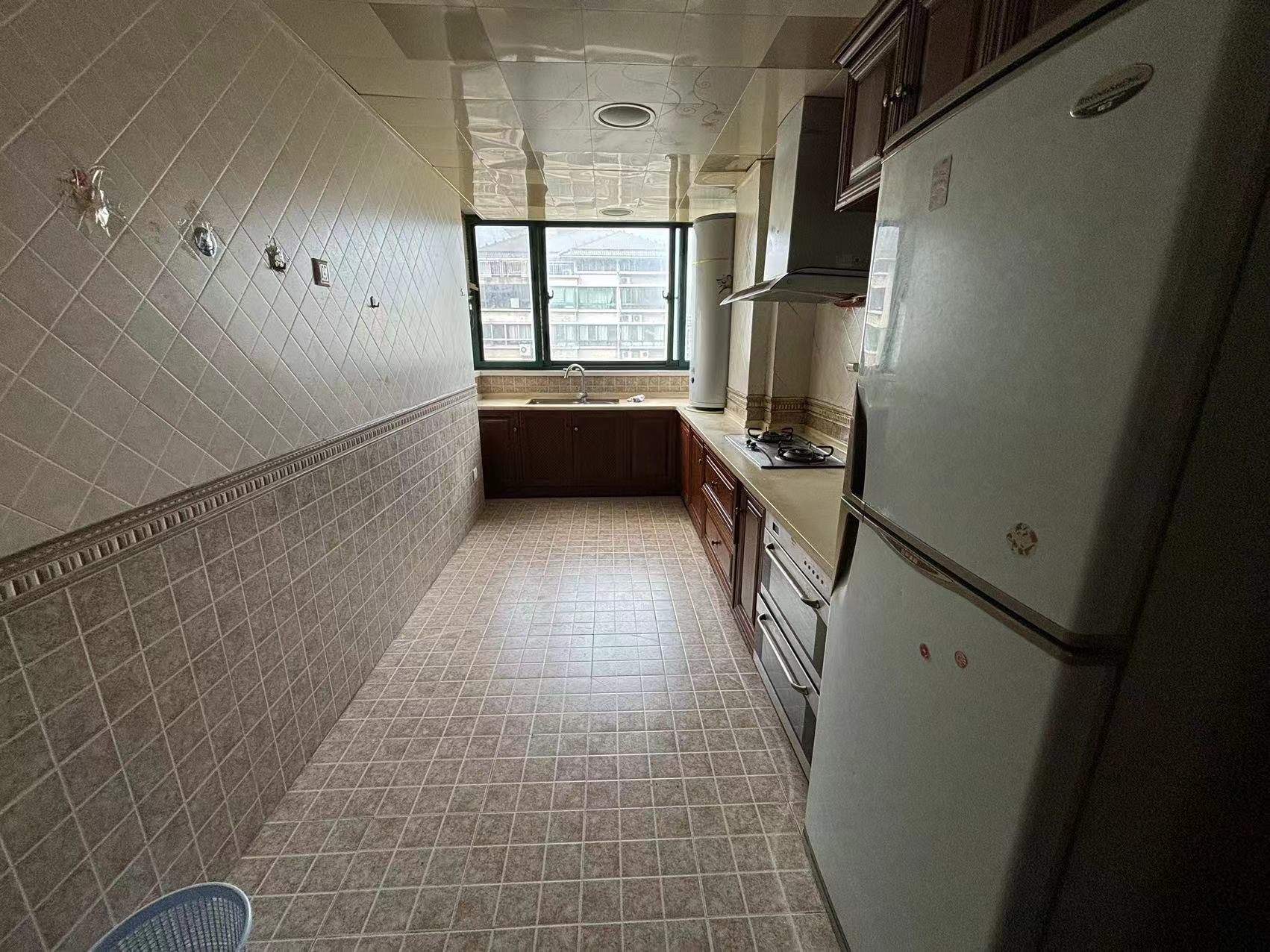 都市华城 3室2厅2卫 141m&sup2;