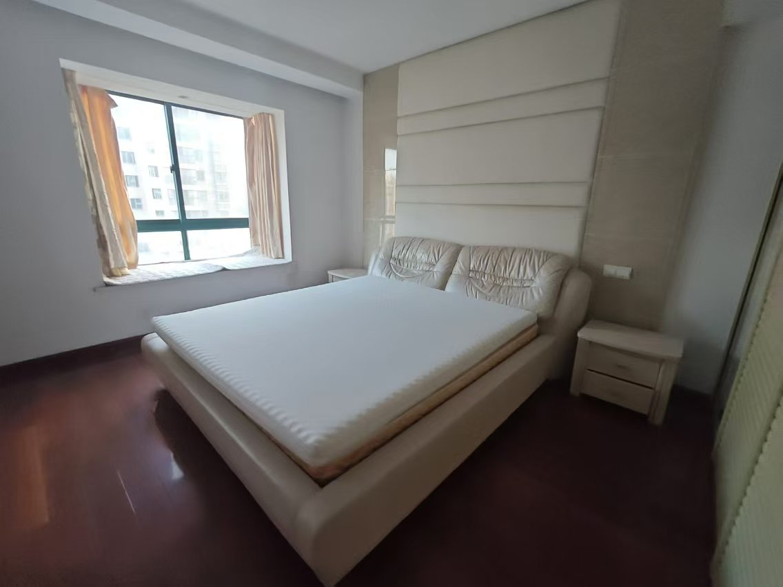 新城小区 3室2厅2卫 180.00m&sup2;