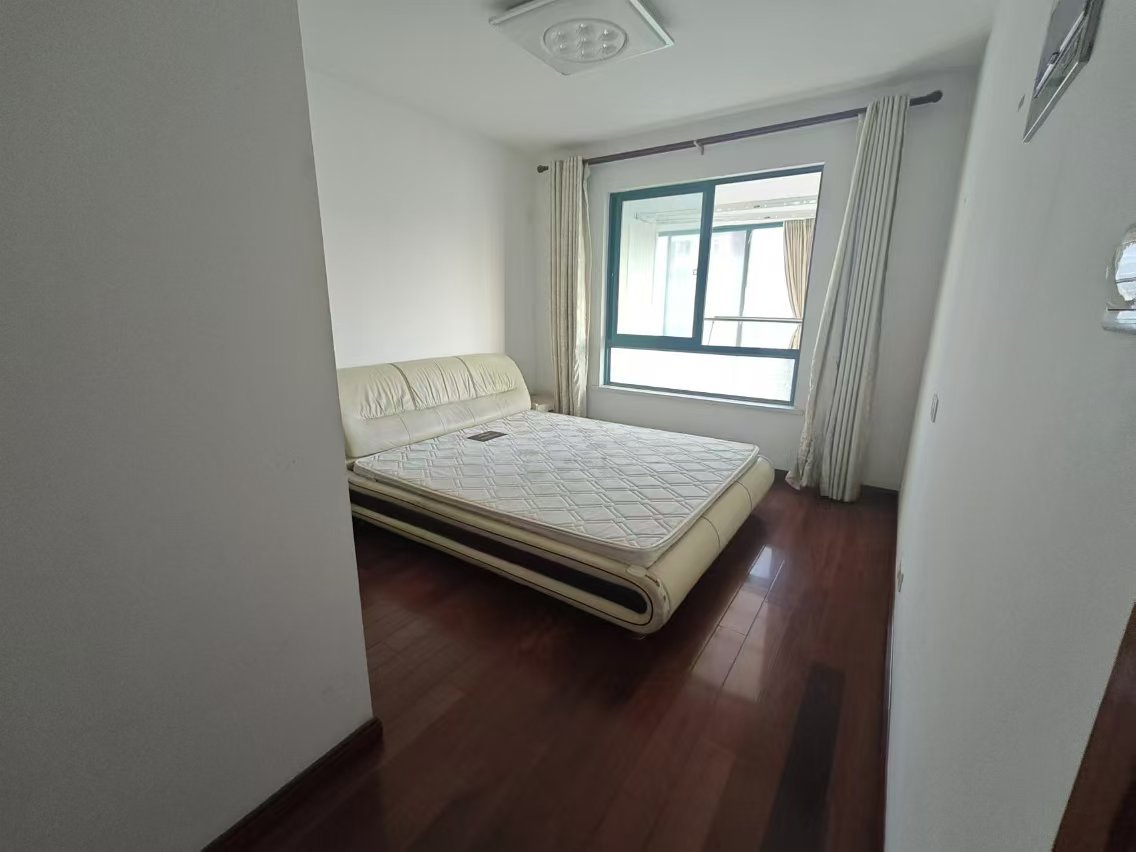 新城小区 3室2厅2卫 180.00m&sup2;