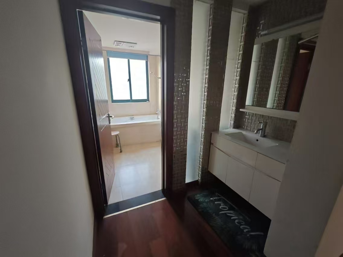 新城小区 3室2厅2卫 180.00m&sup2;