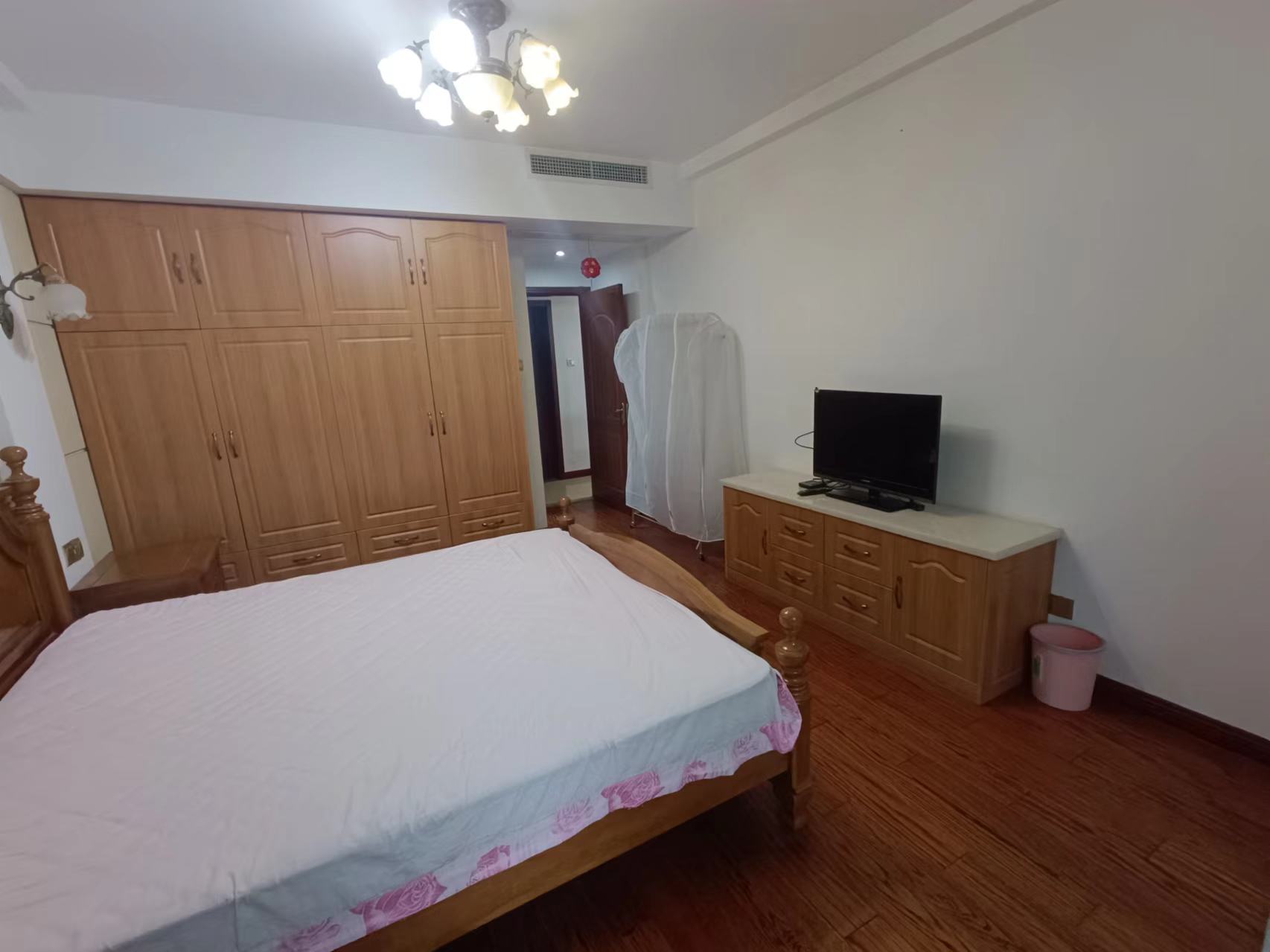 军山花园 3室2厅2卫 138m&sup2;