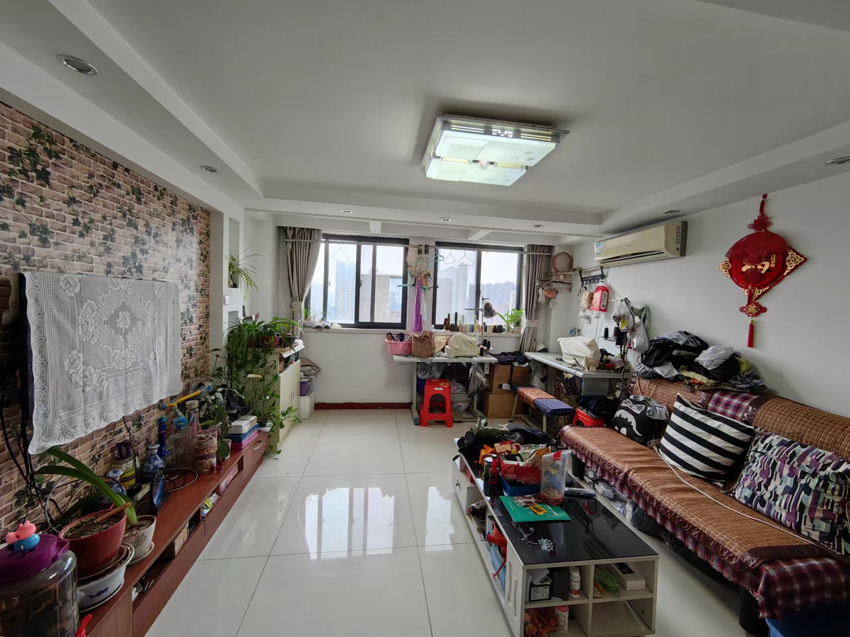 鸿运大厦 2室1厅1卫 70.24m&sup2;