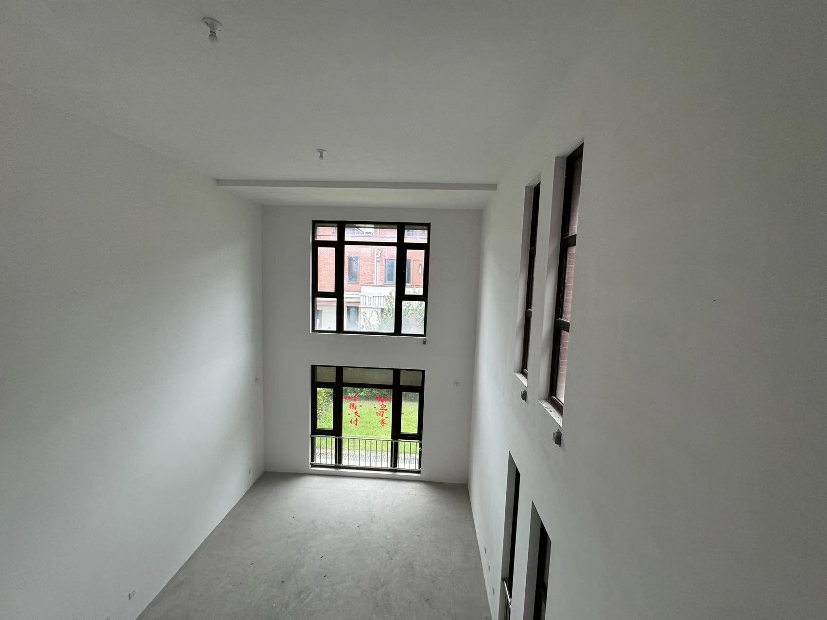 星湖郡 5室2厅3卫 370.72m&sup2;