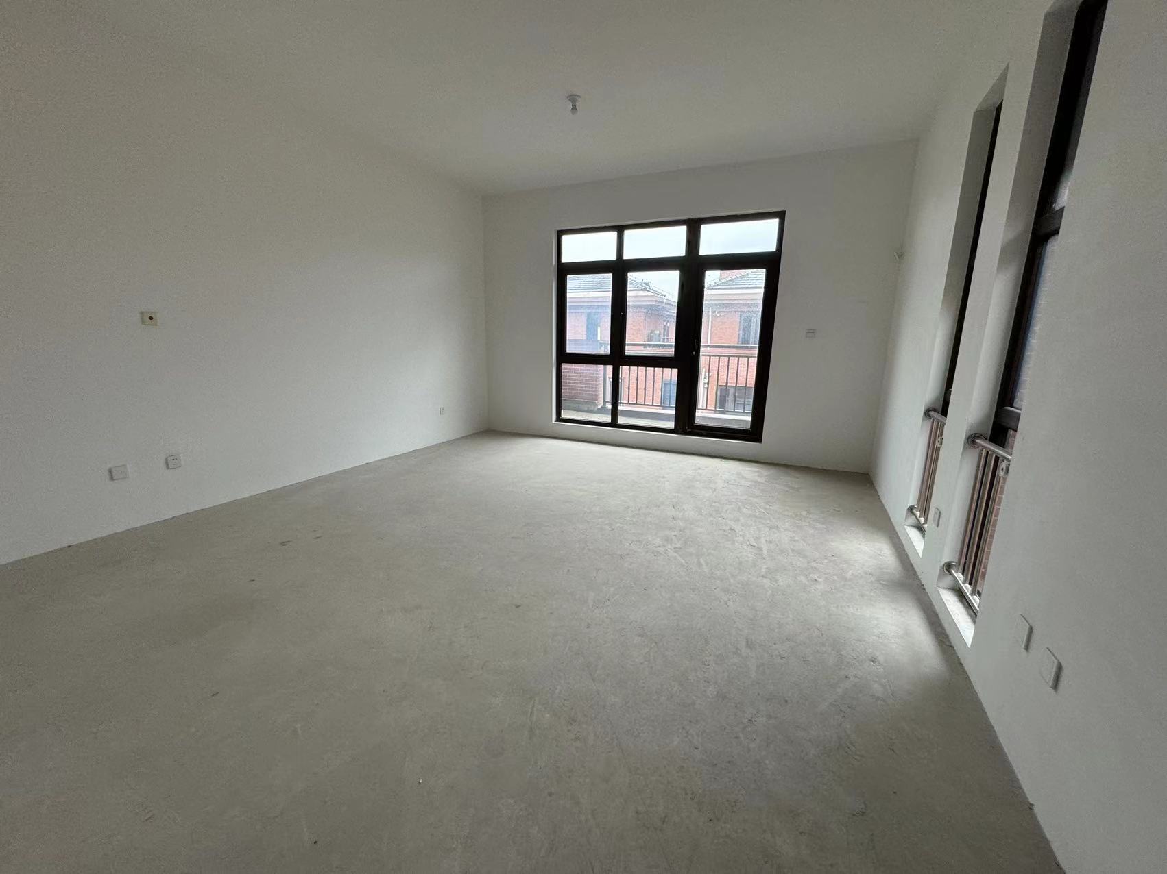 星湖郡 5室2厅3卫 370.72m&sup2;