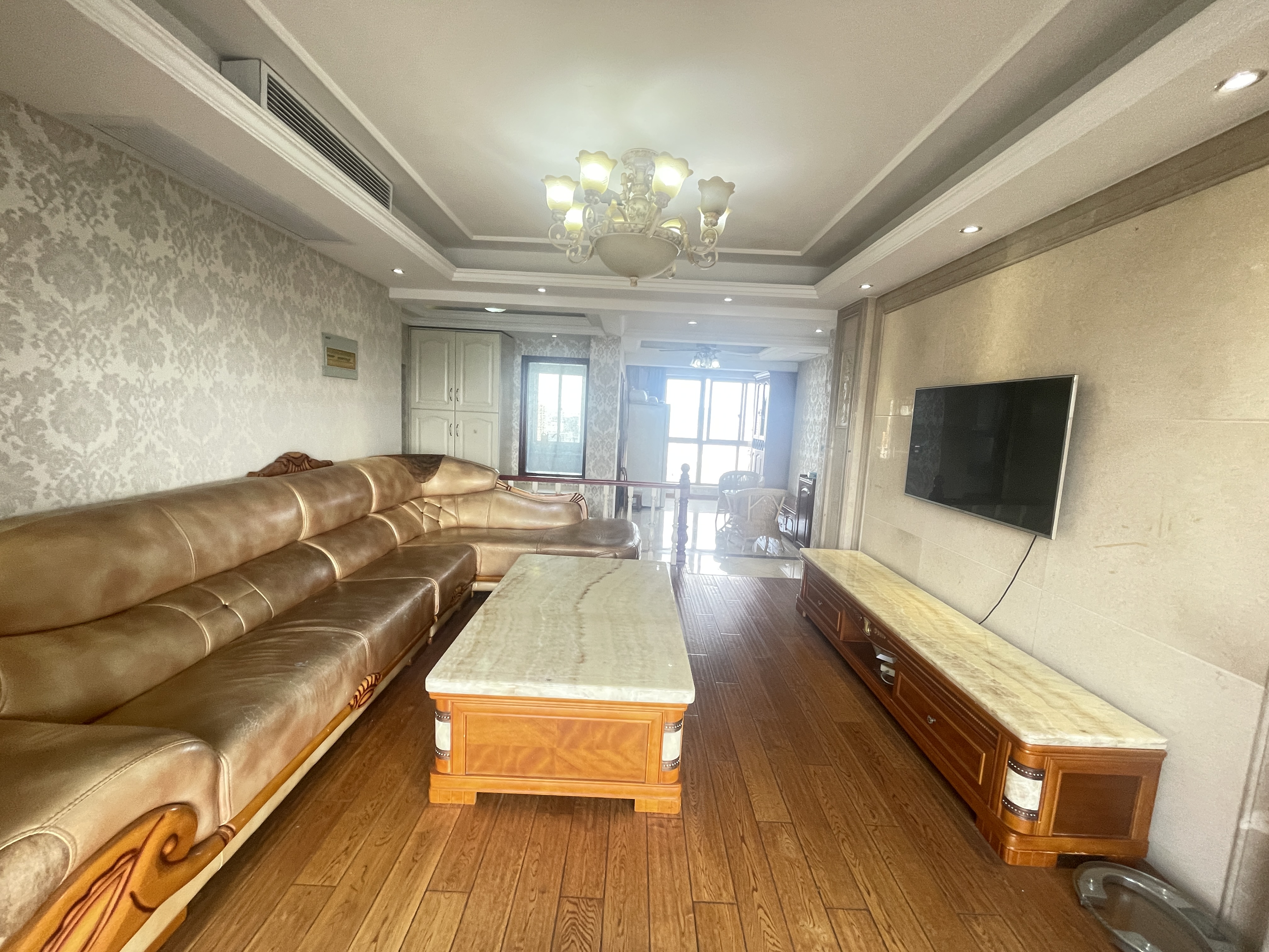 恒盛豪庭 3室2厅1卫 131m²