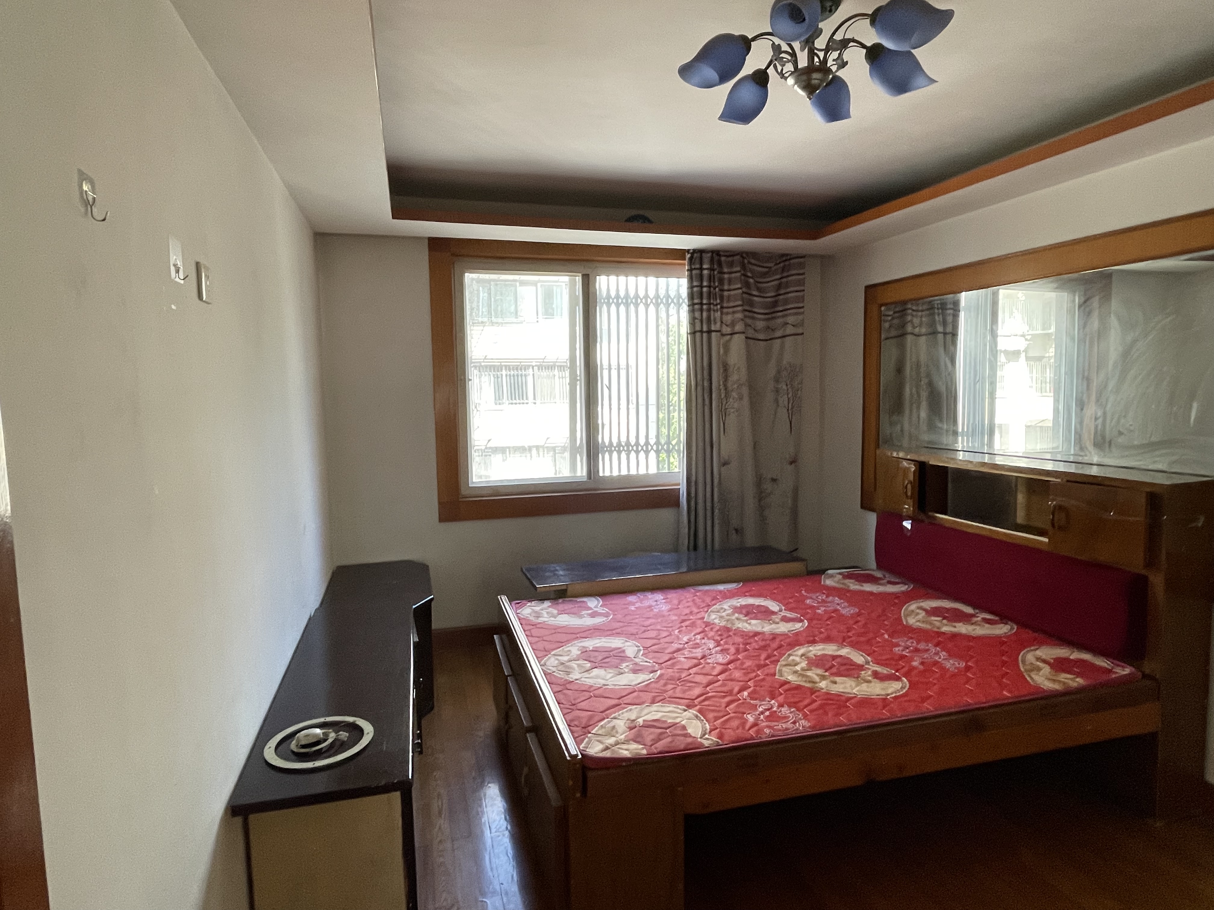 虹桥东村 3室2厅1卫 131.58m²