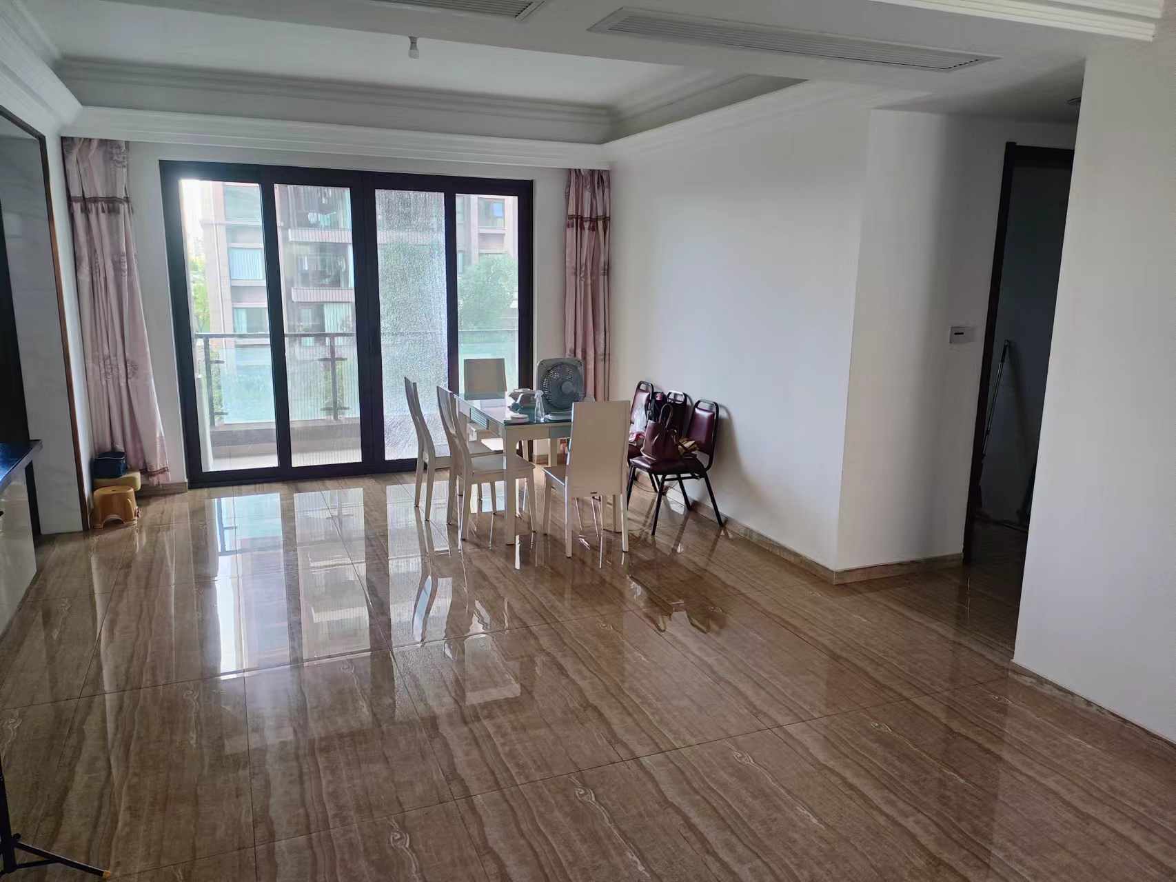 碧桂园时代悦城 5室2厅3卫 270.70m²