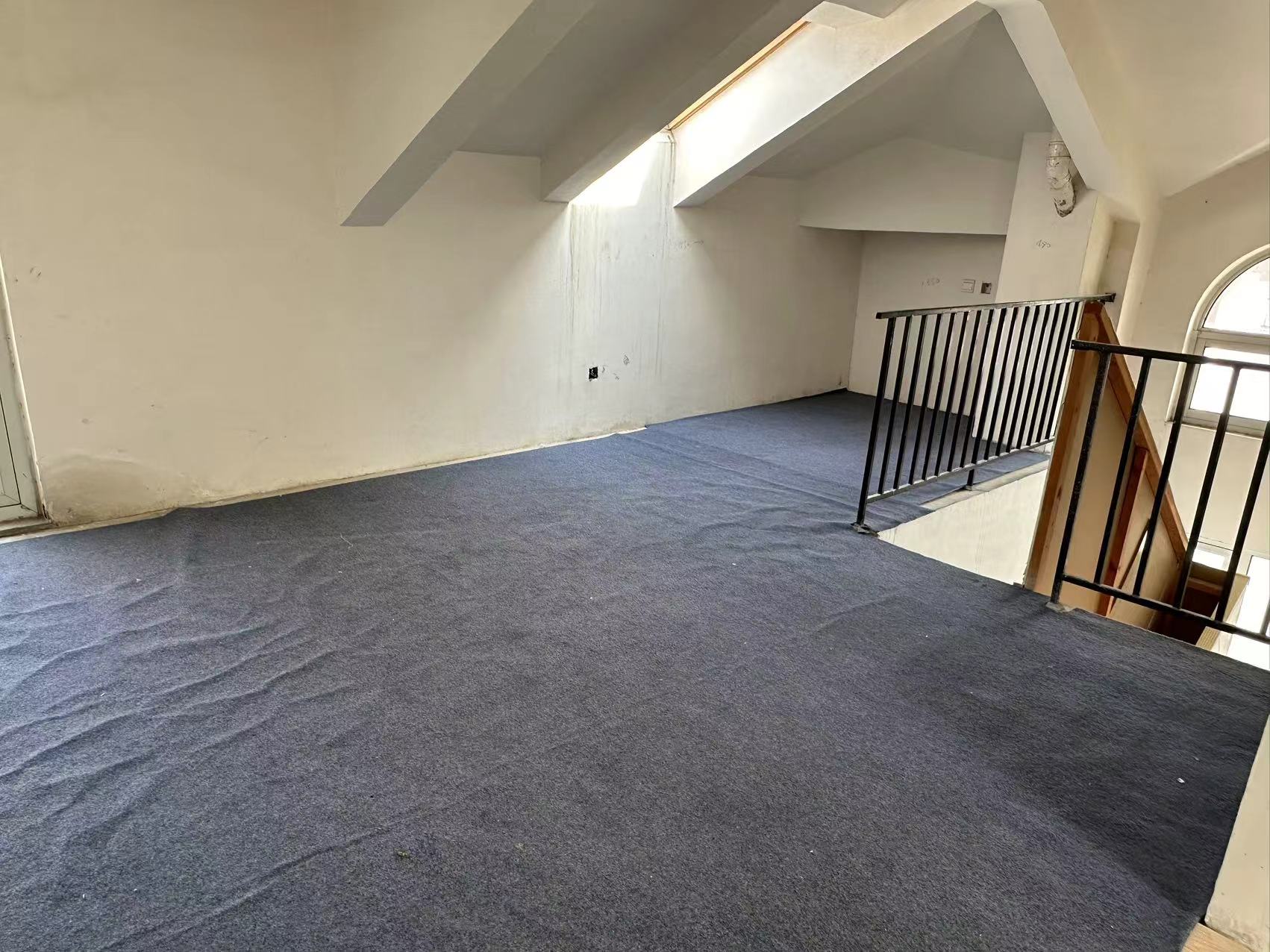 军山花园 6室3厅2卫 261.00m&sup2;