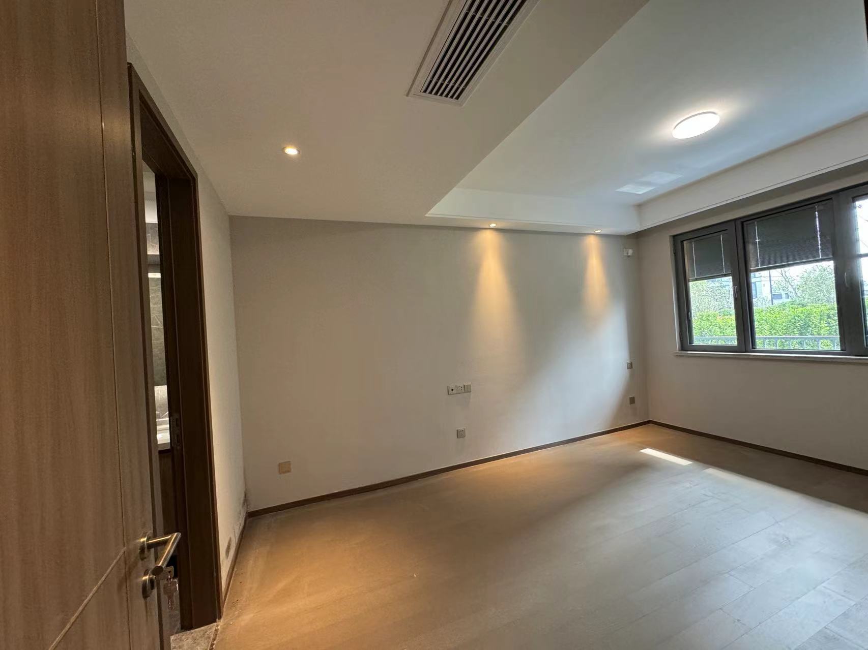 长泰滨河国际 3室2厅2卫 242.56m&sup2;