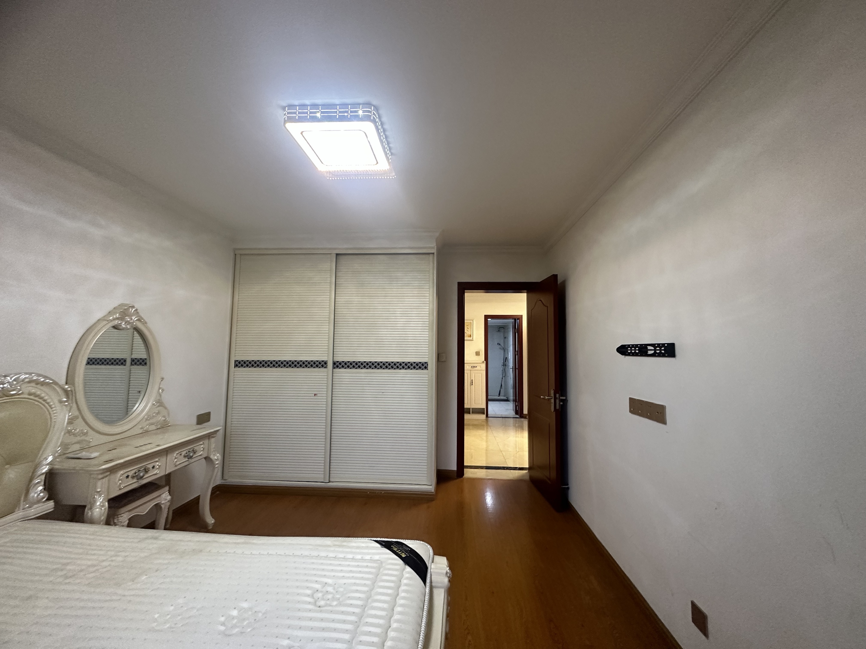 虹桥新苑 3室2厅2卫 126m&sup2;