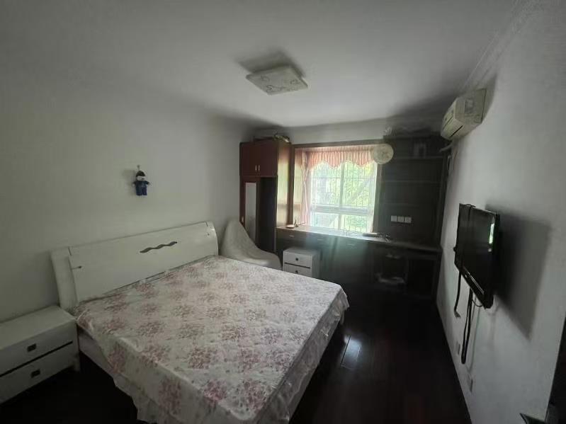 天虹花园 3室2厅2卫 140m&sup2;