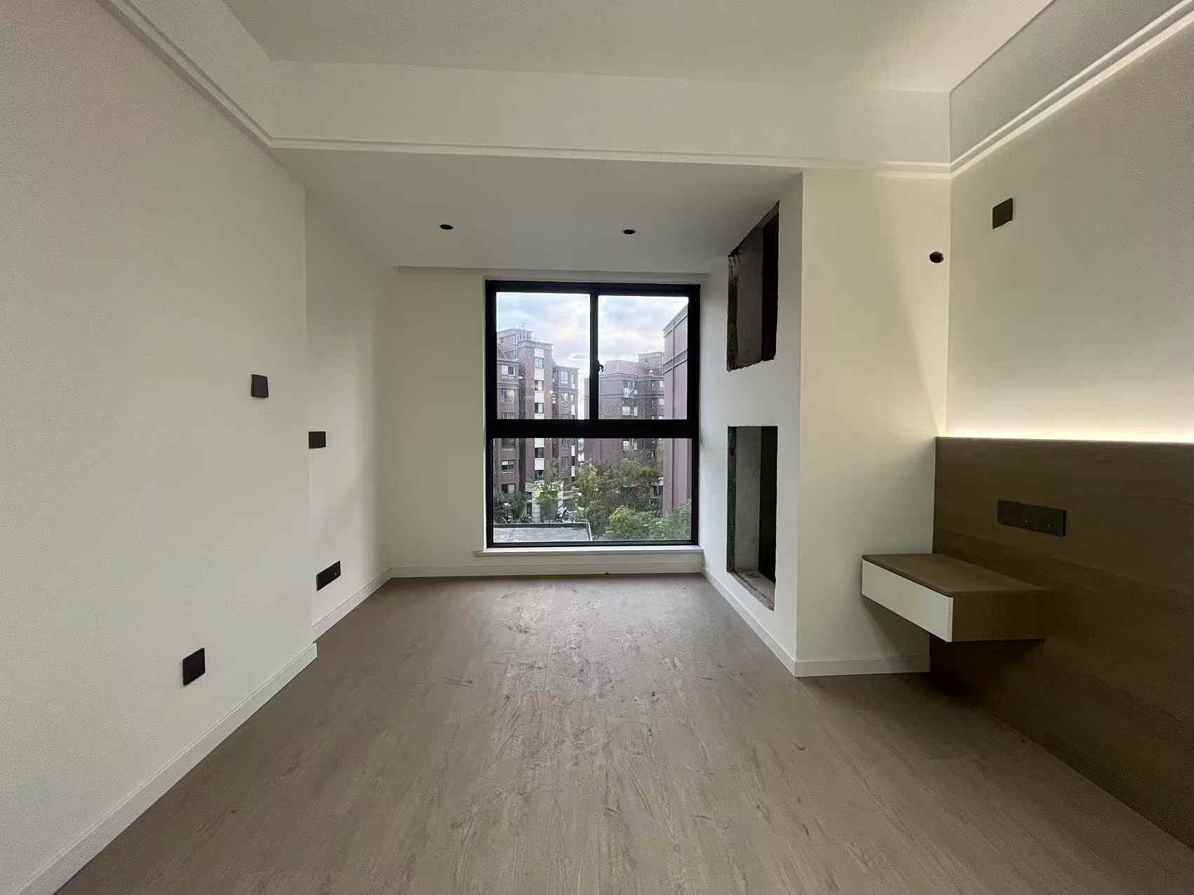 江畔花苑 3室2厅1卫 106m&sup2;