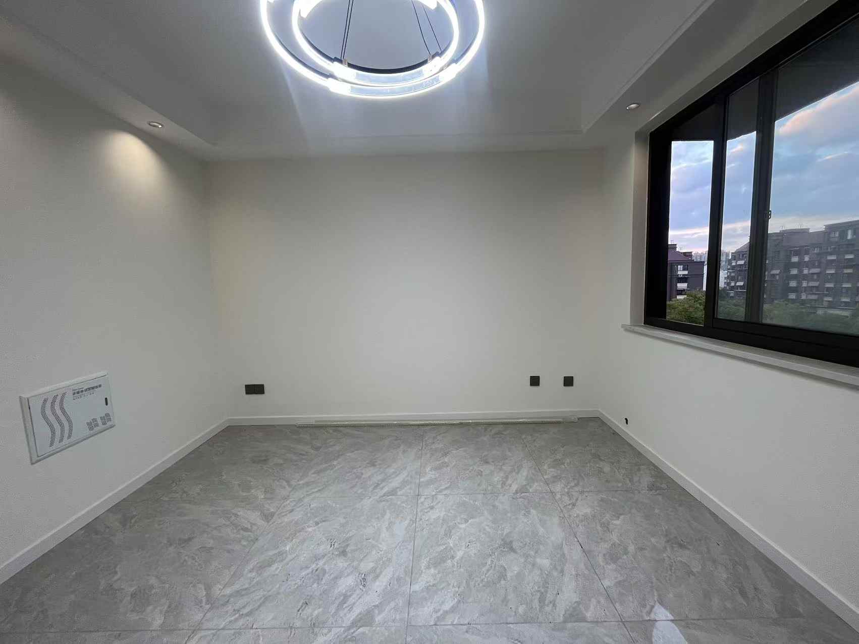 江畔花苑 3室2厅1卫 106m&sup2;