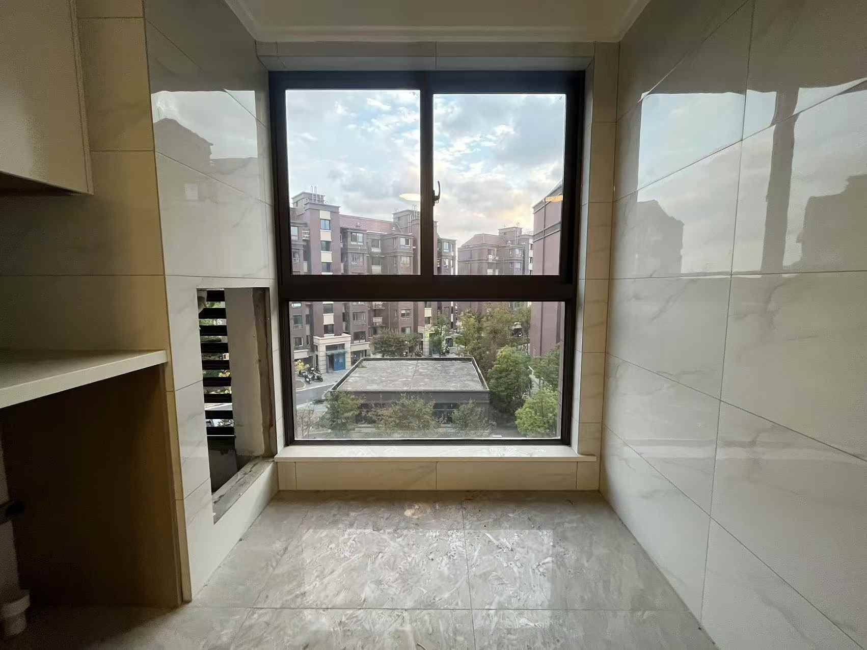 江畔花苑 3室2厅1卫 106m&sup2;